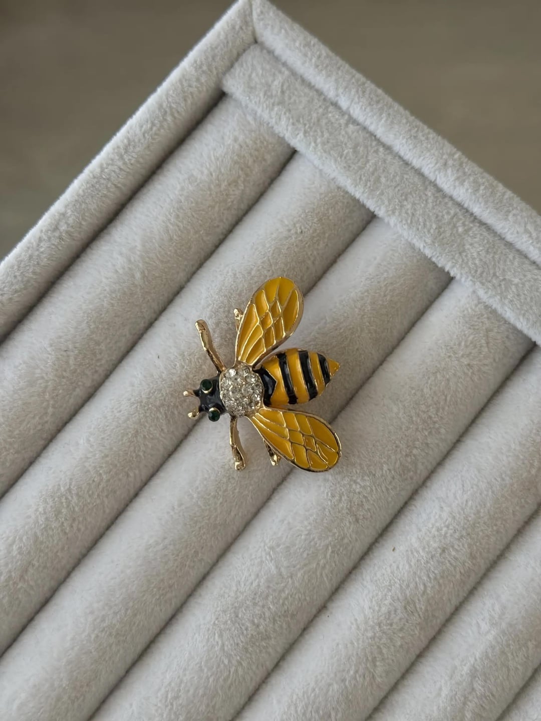 Zirkon Taşlı Bal Arısı Broş - Gold