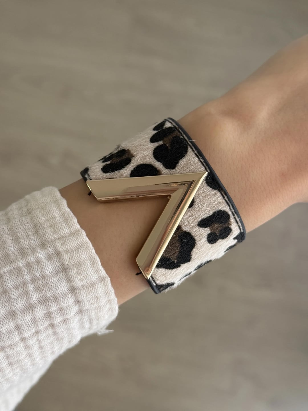 V Görünümlü Modern Leopar Bileklik