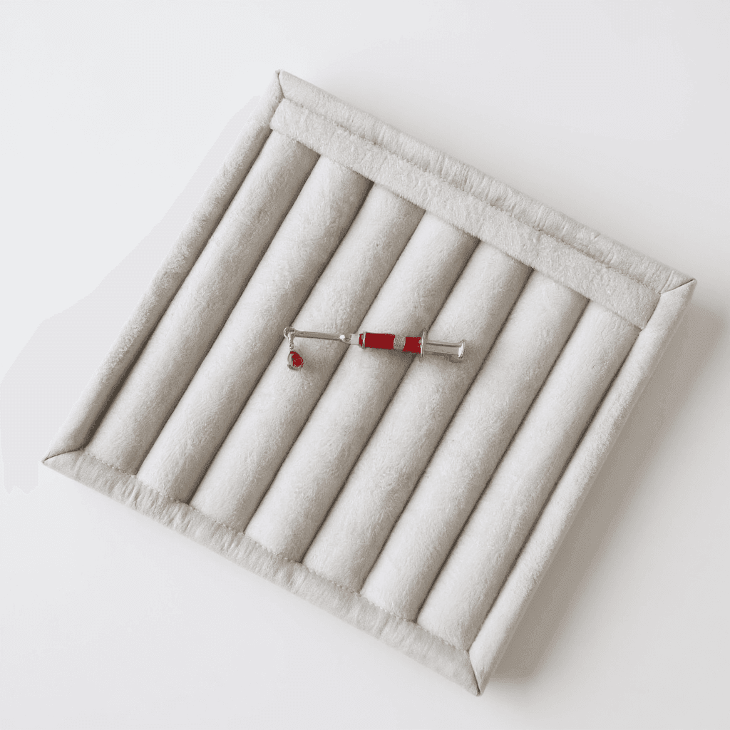 Kırmızı Enjektör Broş