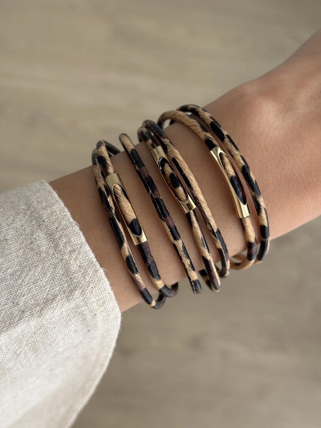 Topçuklu Modern Leopar Bileklik