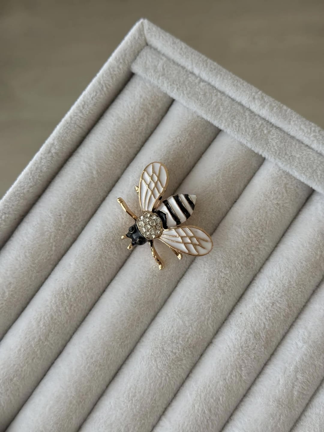 Zirkon Taşlı Bal Arısı Broş - Beyaz