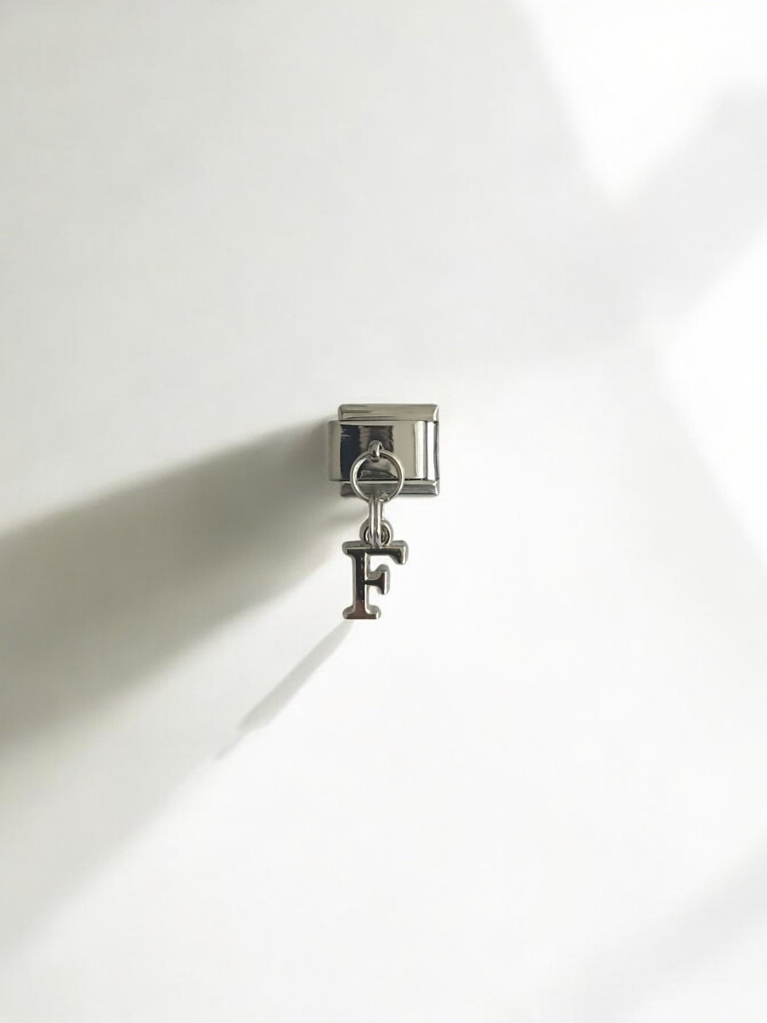 Sallantılı Harf Charm - F