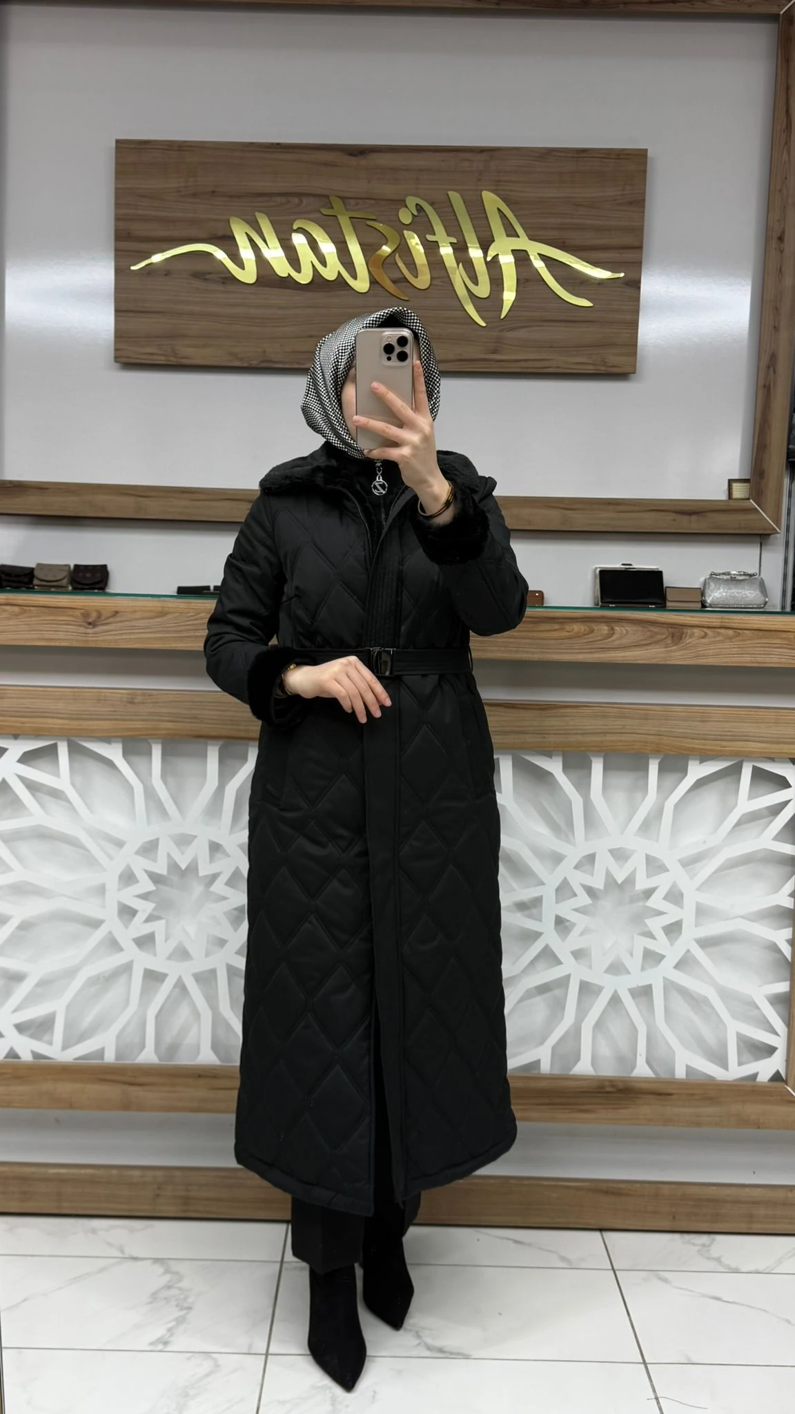 Peluş Yaka ve Kol Detaylı Taş Kapitone Mont ZÜHRE 13960  - siyah