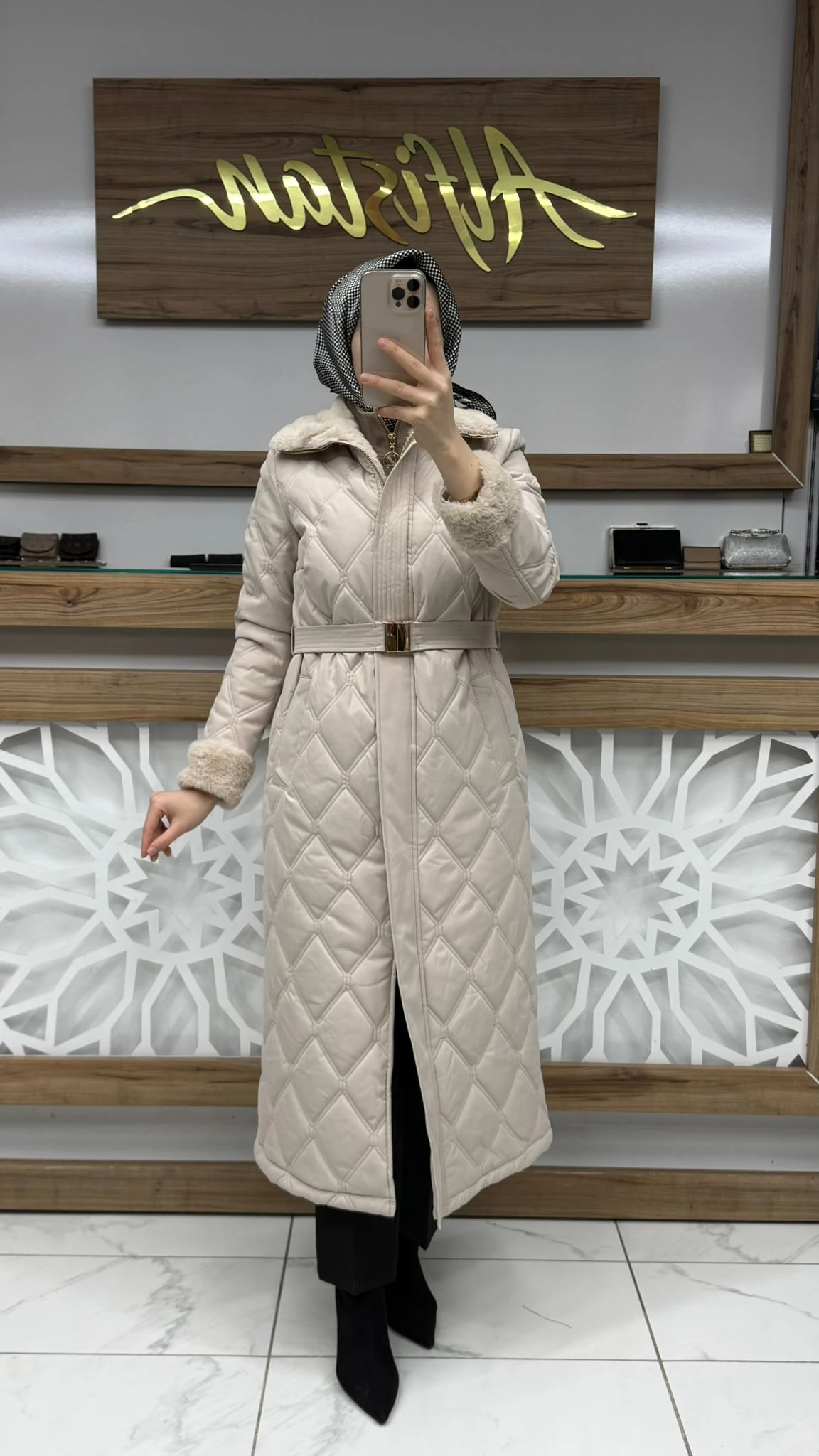 Peluş Yaka ve Kol Detaylı Taş Kapitone Mont ZÜHRE 13960 