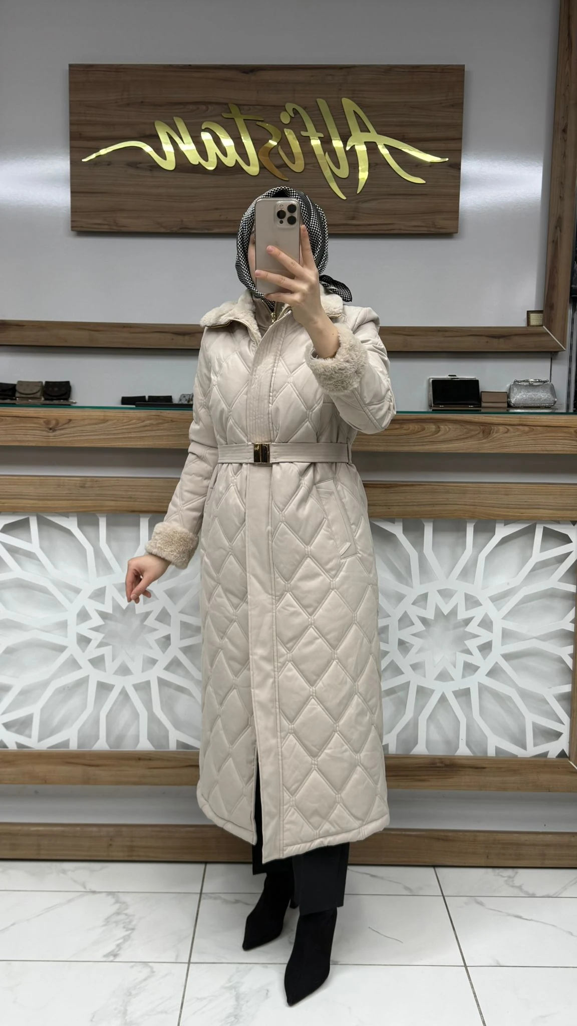 Peluş Yaka ve Kol Detaylı Taş Kapitone Mont ZÜHRE 13960 