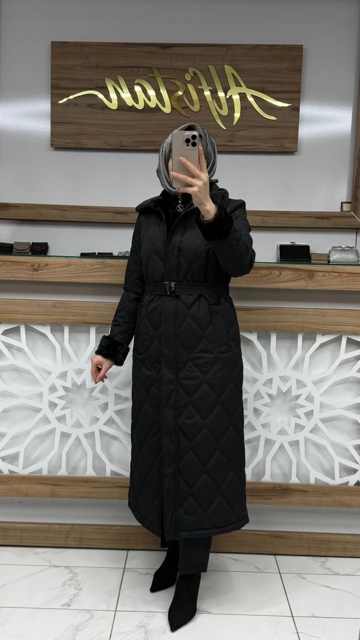 Peluş Yaka ve Kol Detaylı Taş Kapitone Mont ZÜHRE 13960 