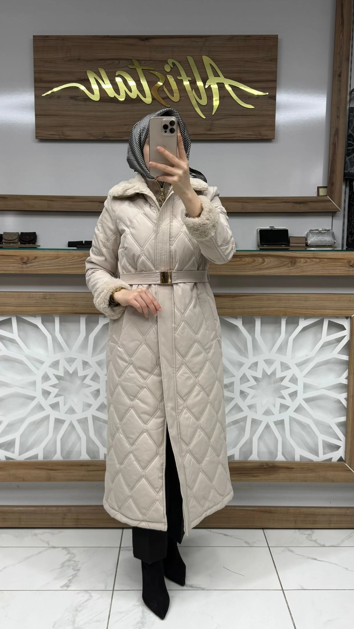 Peluş Yaka ve Kol Detaylı Taş Kapitone Mont ZÜHRE 13960  - Taş