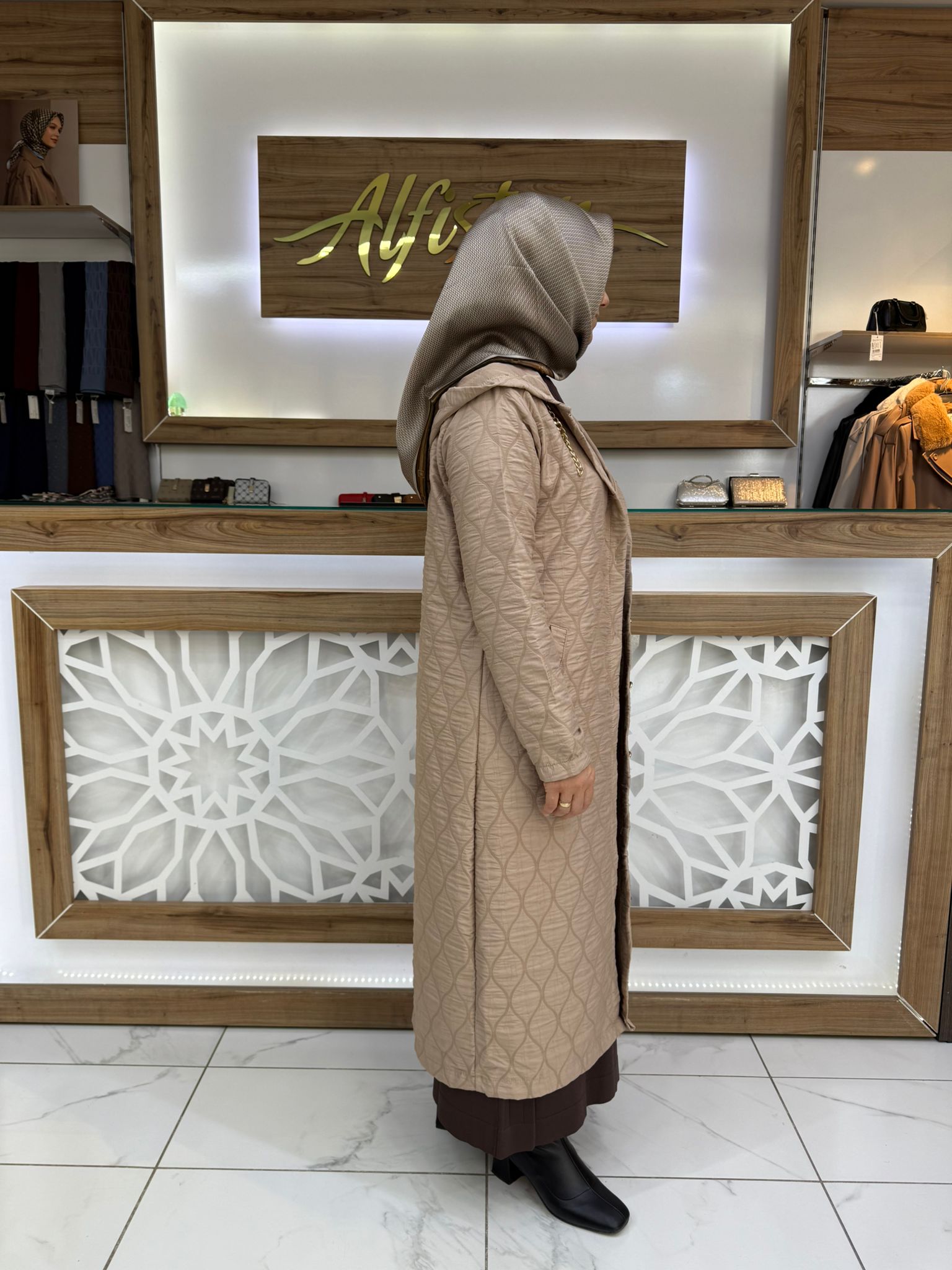 Uzun Kapitone Zincir Detaylı Kap 21703