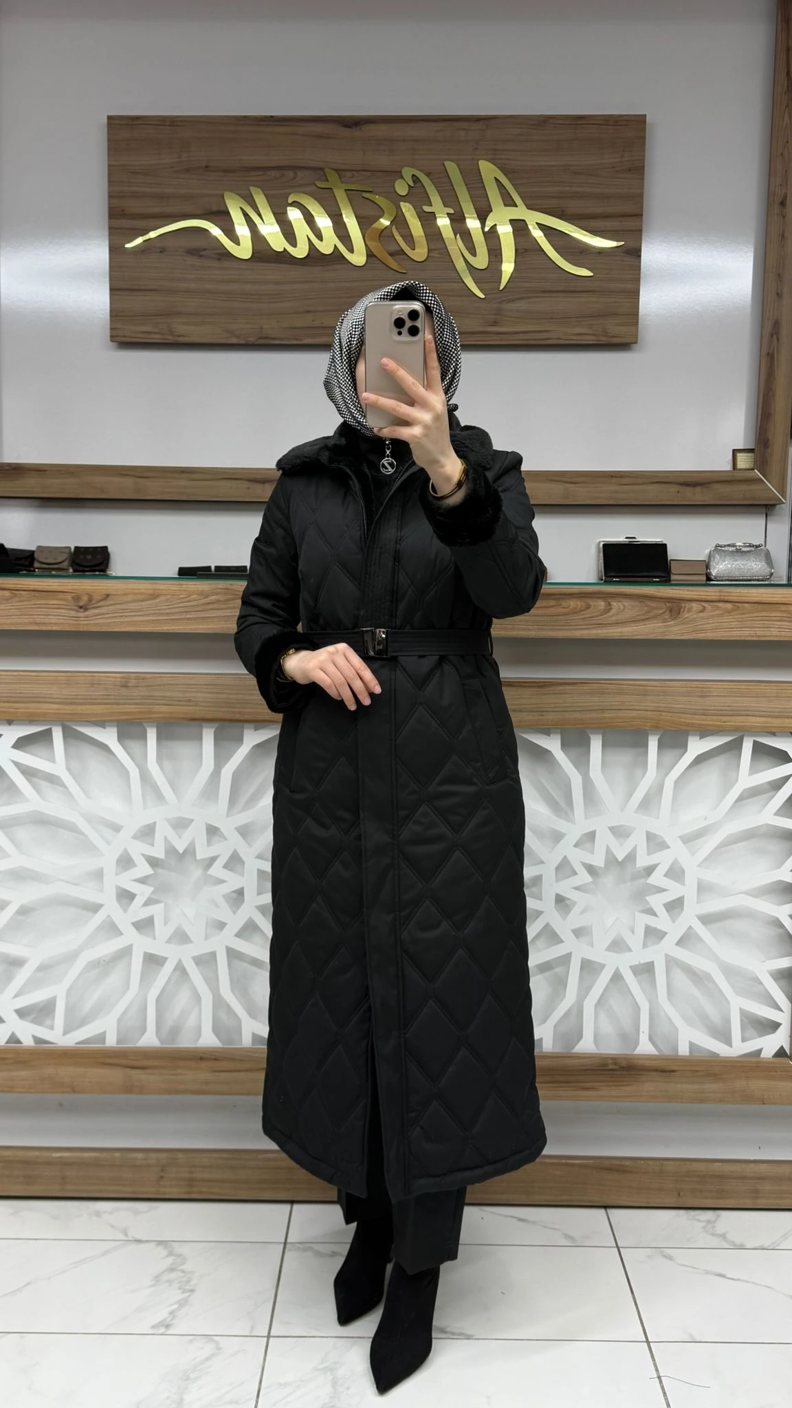 Peluş Yaka ve Kol Detaylı Taş Kapitone Mont ZÜHRE 13960 