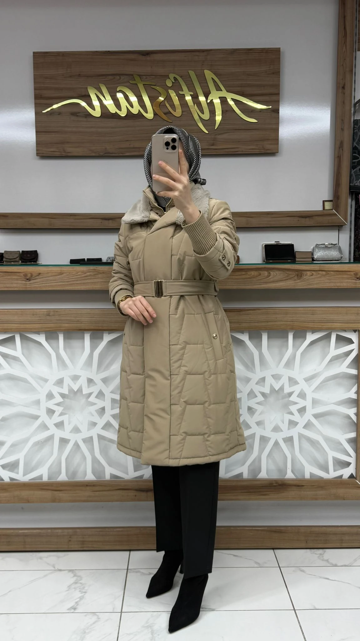 Yakası Kürk ve Kemer Detaylı  Şişme Mont ZÜHRE 12764 - Camel