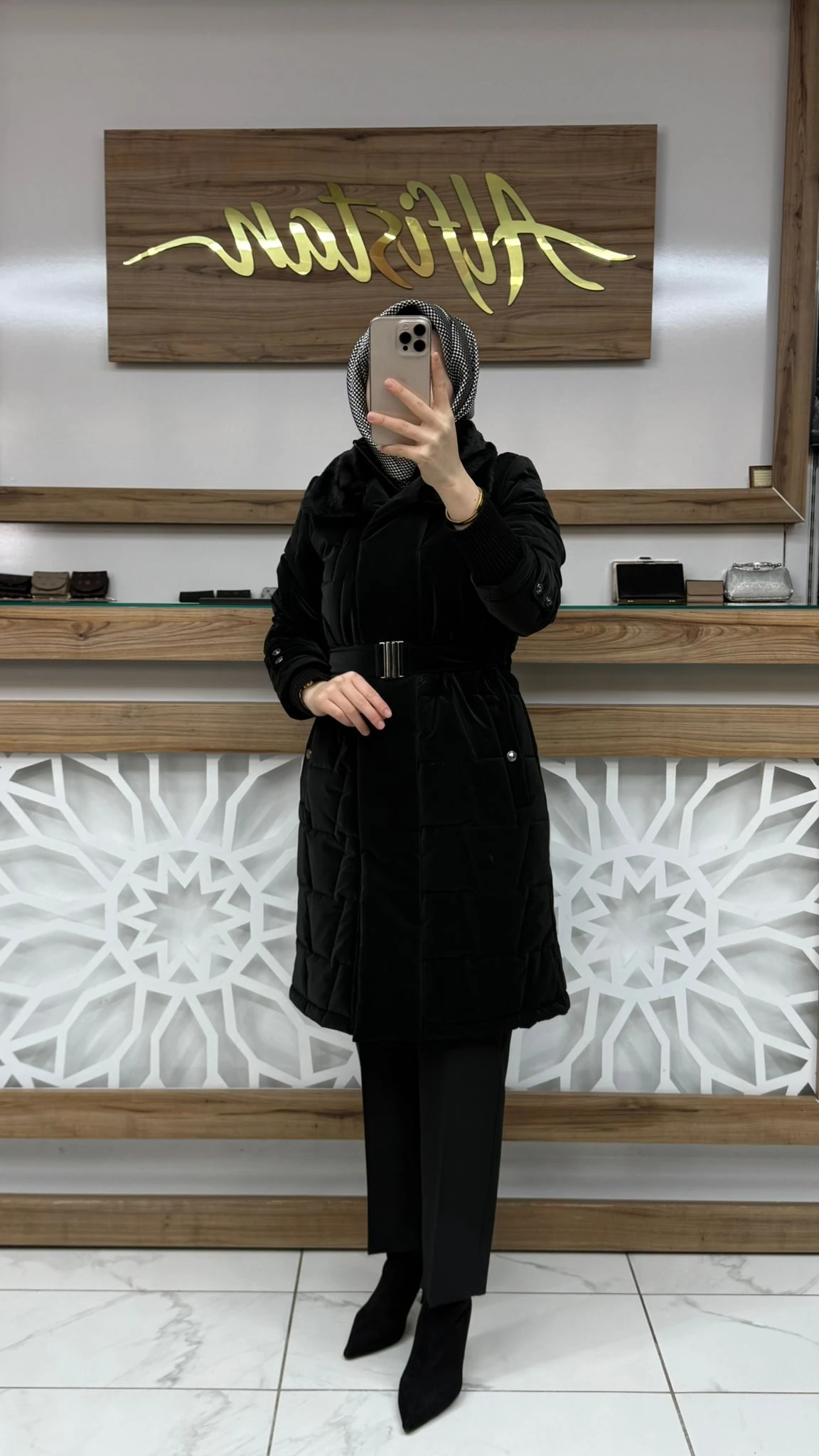 Yakası Kürk ve Kemer Detaylı  Şişme Mont ZÜHRE 12764 - siyah