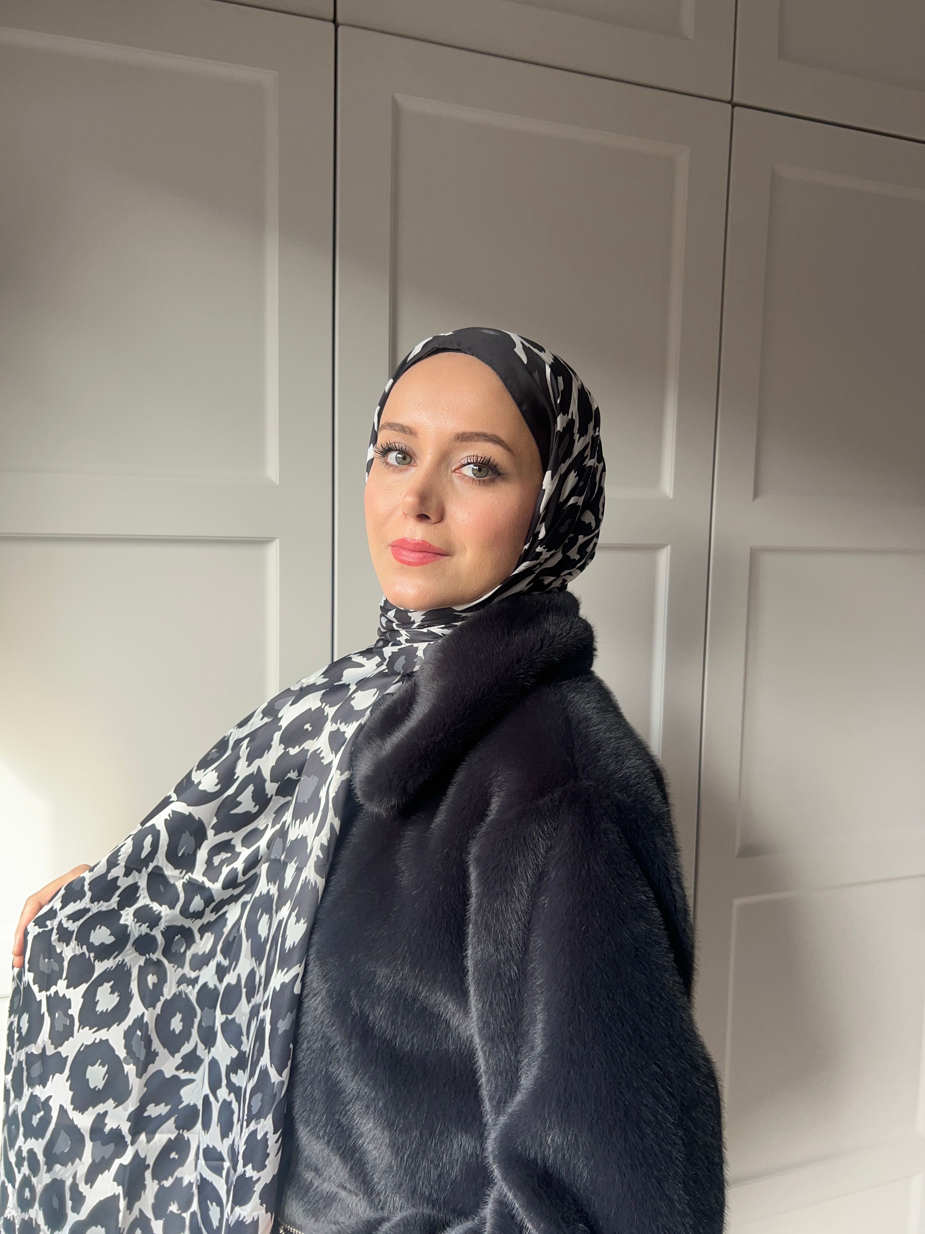 Silky Shawl Leopard Pattern - White-Black