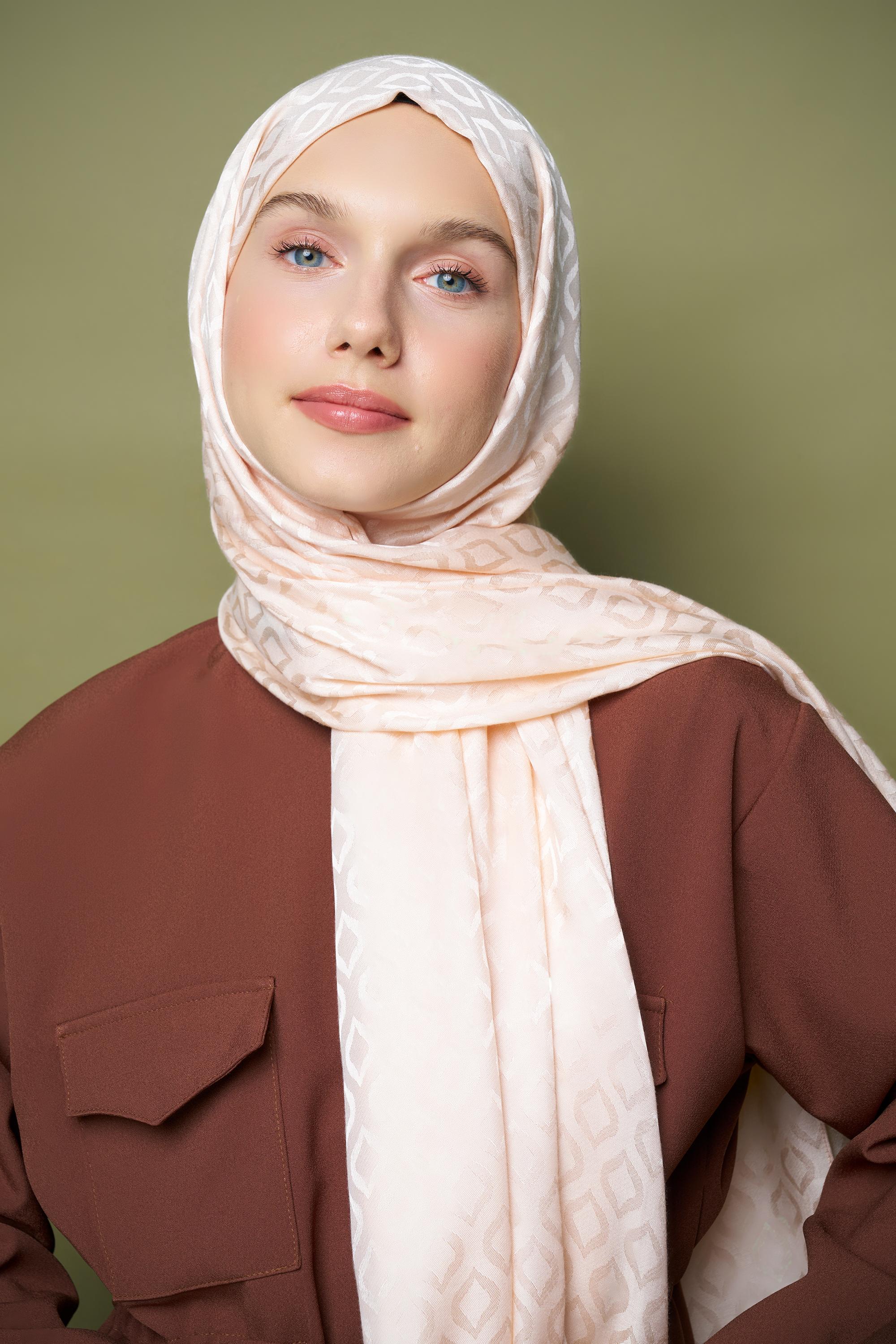 Silky Jacquard Series Shell Pattern Wrap - Bej