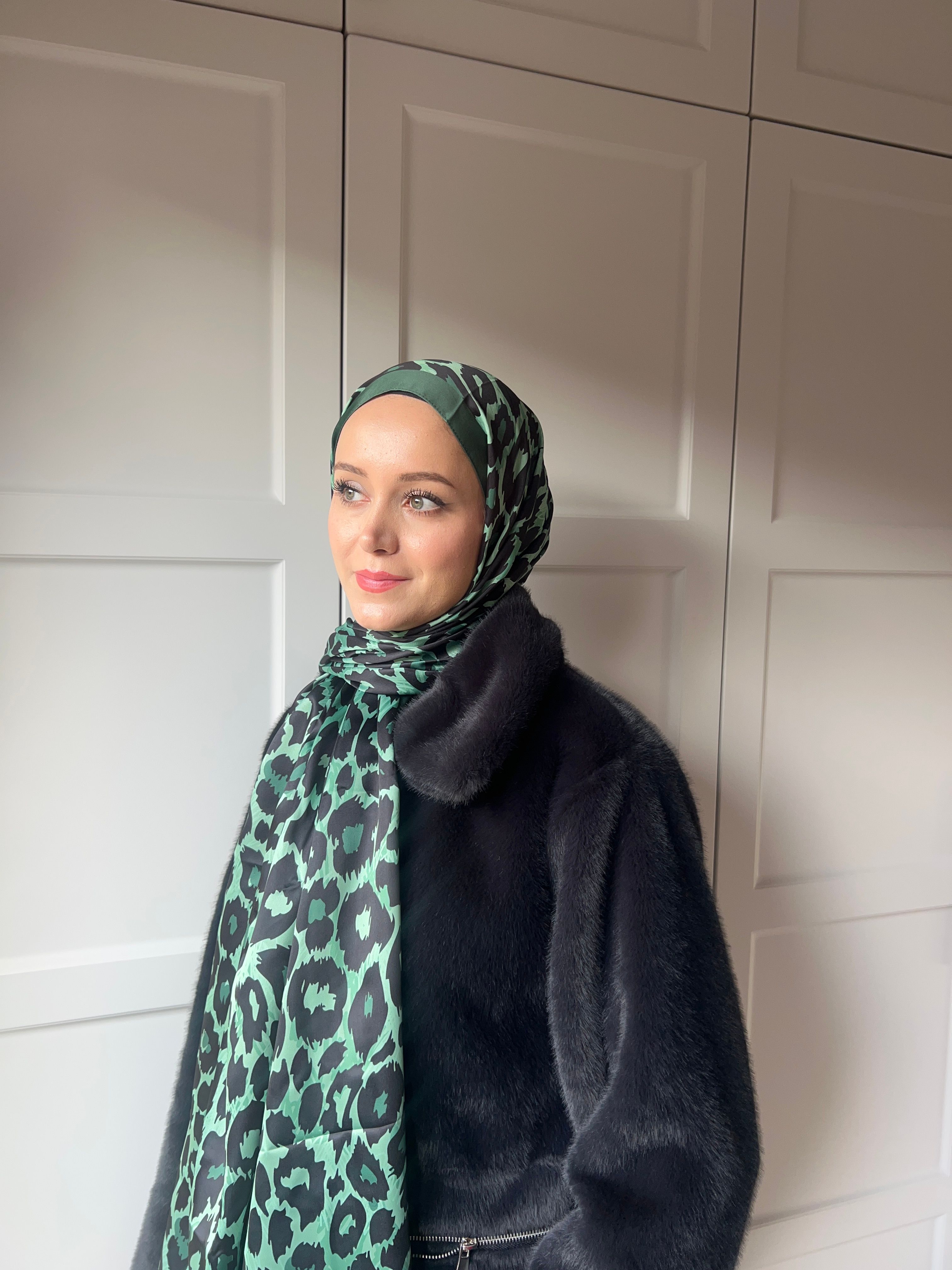 Silky Shawl Leopard Pattern - Green-Black