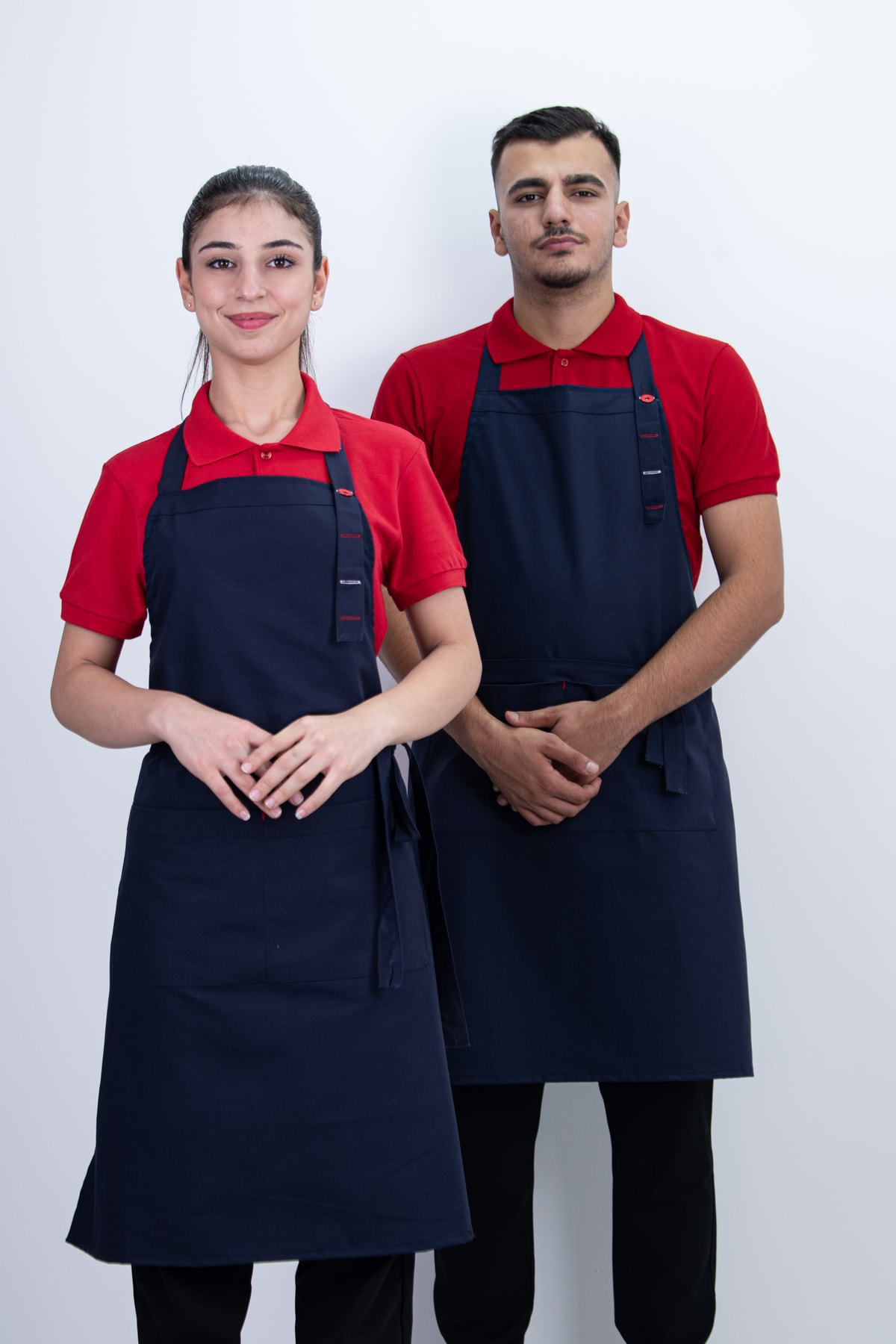 Düz Cepli Ayarlanabilir Düğmeli Arkadan Bağcıklı Renk Detaylı Önlük