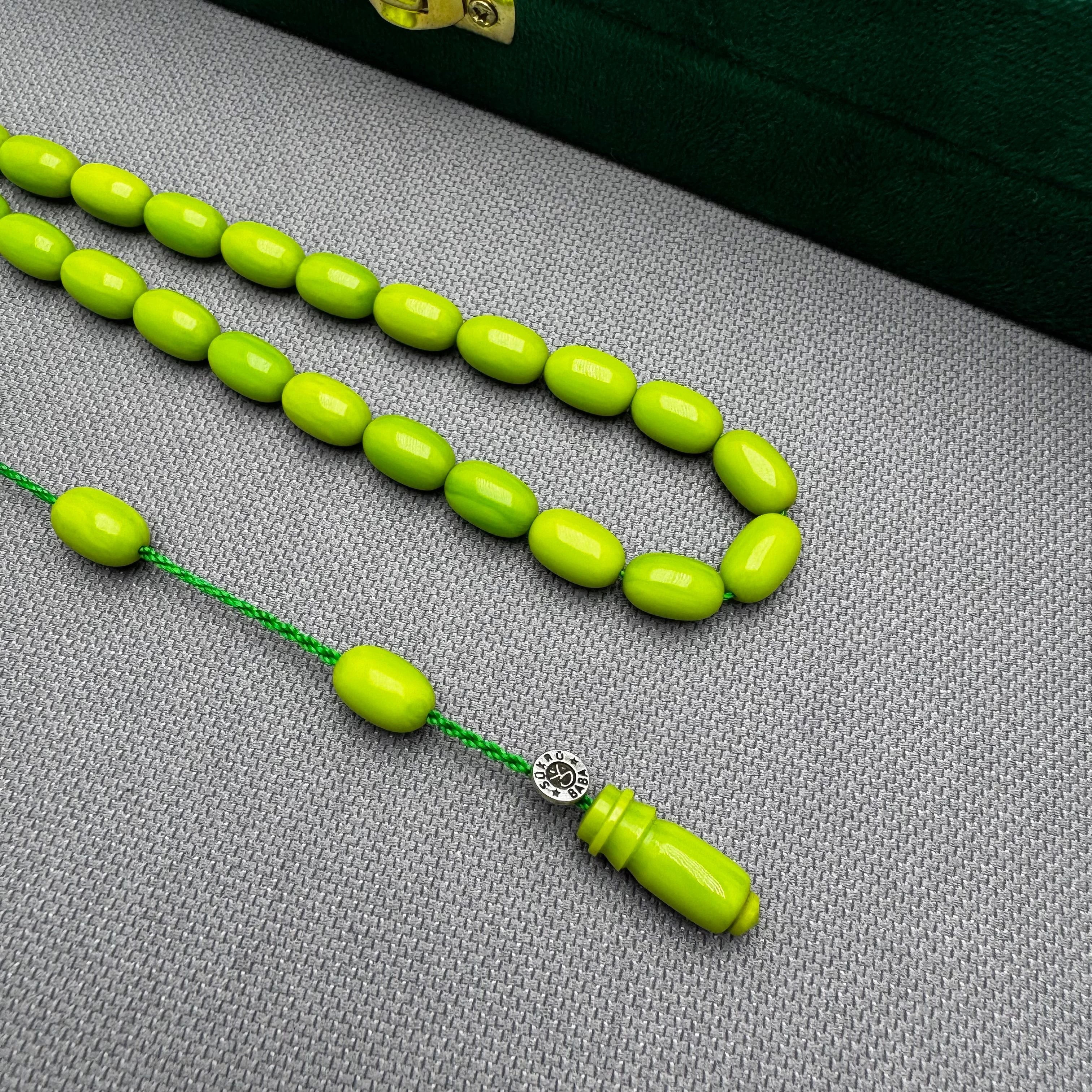 Usta İşçilikli Fıstık Yeşili Hareli Renk Alan Sıkma Kehribar Tespih