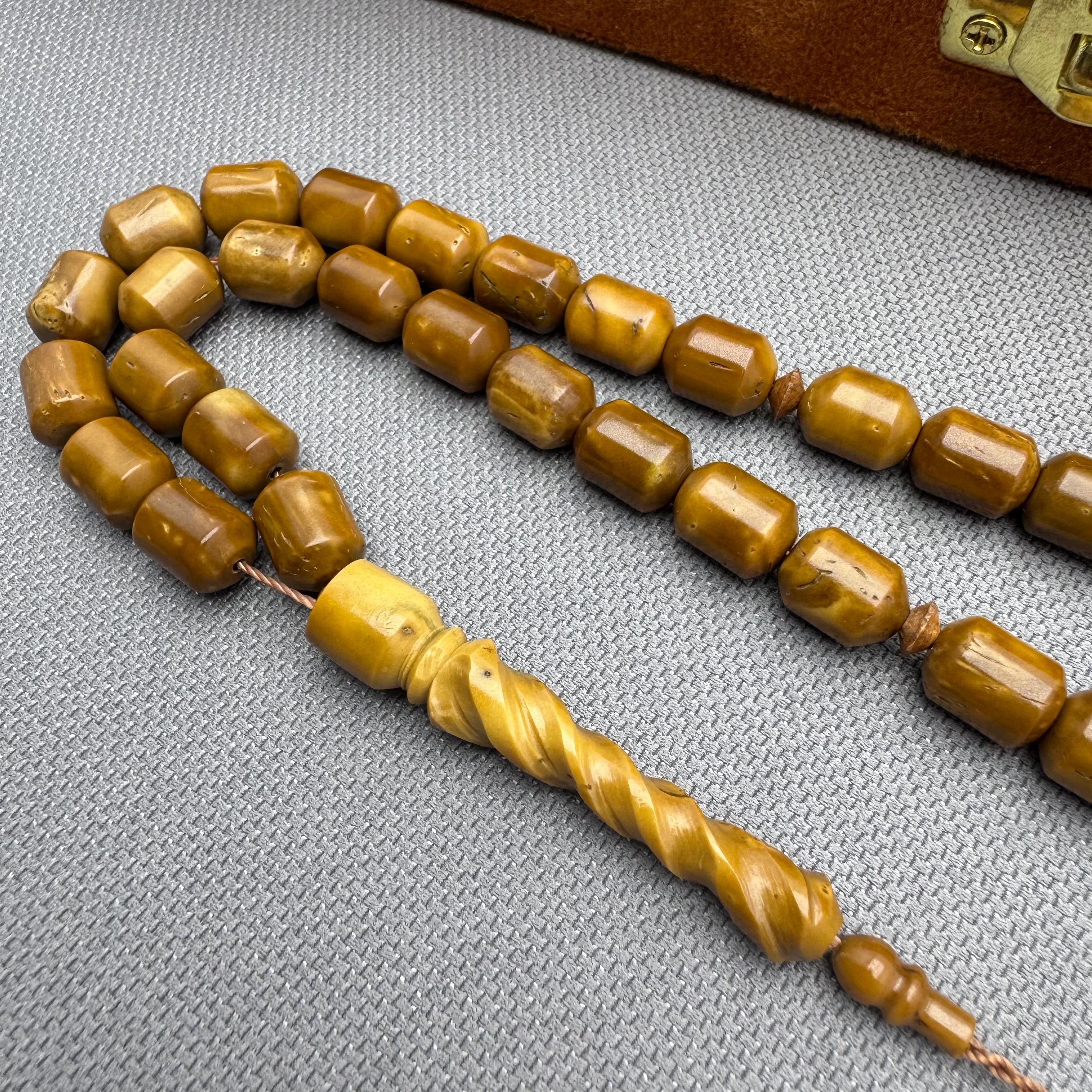 Kalem İşçilikli Özel İmameli Doğal Dokulu Kapsül Kesim Kuka Ağacı Tespih