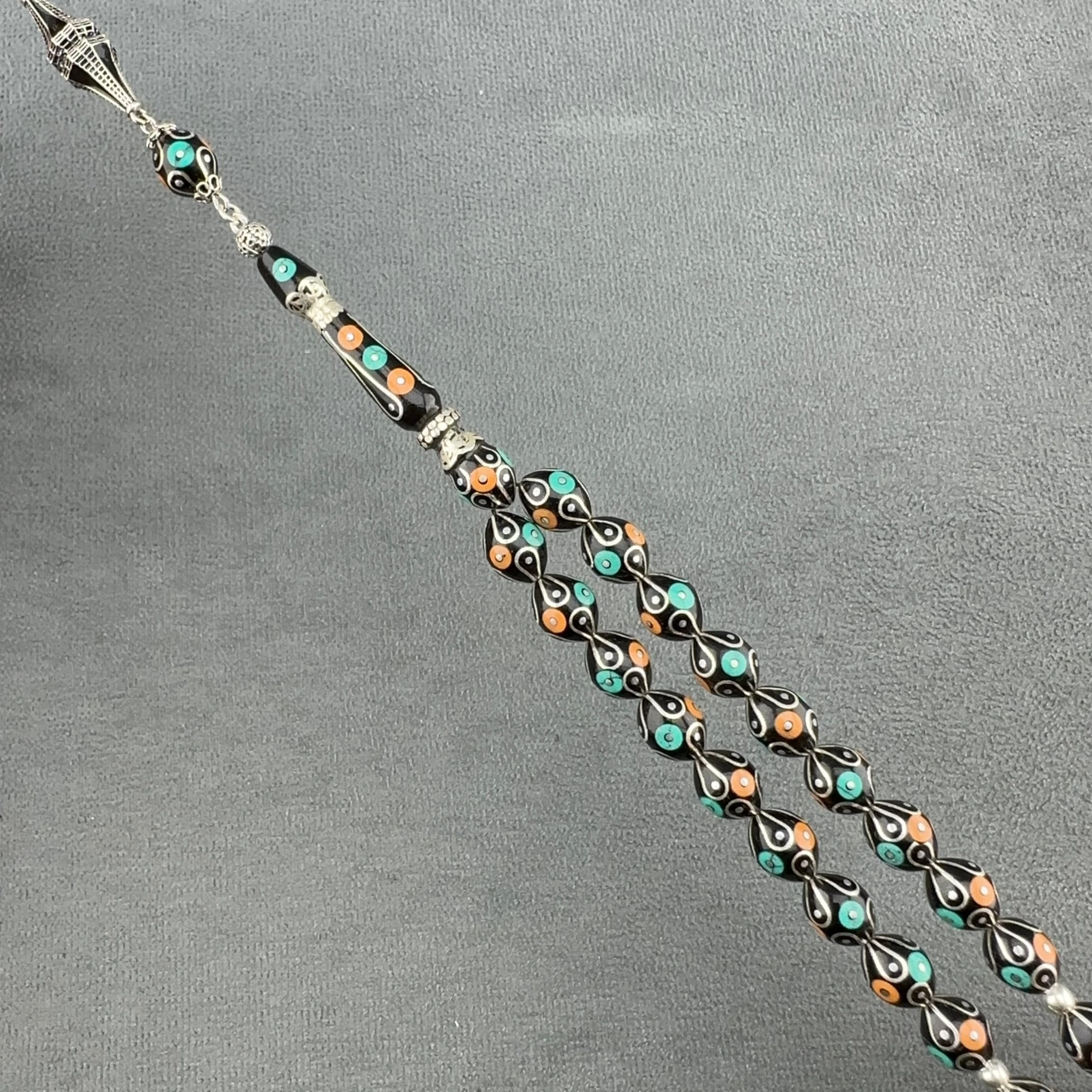 Nakkaş İmemeli Turuncu Yeşil Detaylı Gümüş İşlemeli Gümüş Püsküllü Orjinal Oltu Taşı Tespih