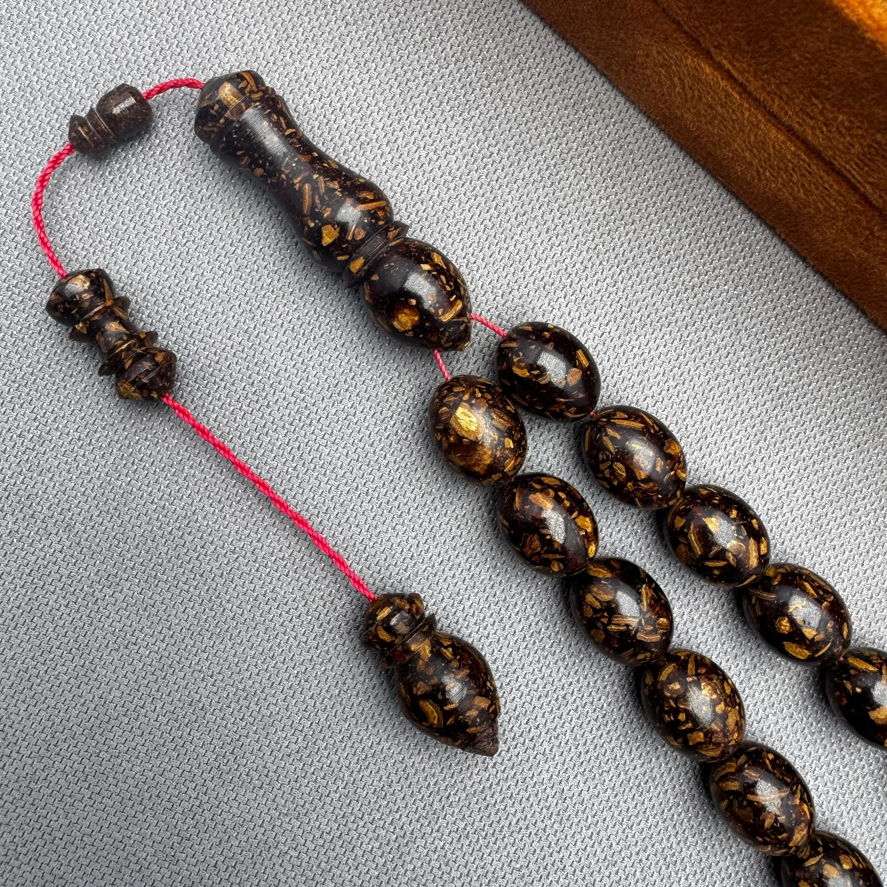 Kokusu Üzerinde Harika İşçilikli Orjinal Tarçın Ağacı Efe Maskot Tespih