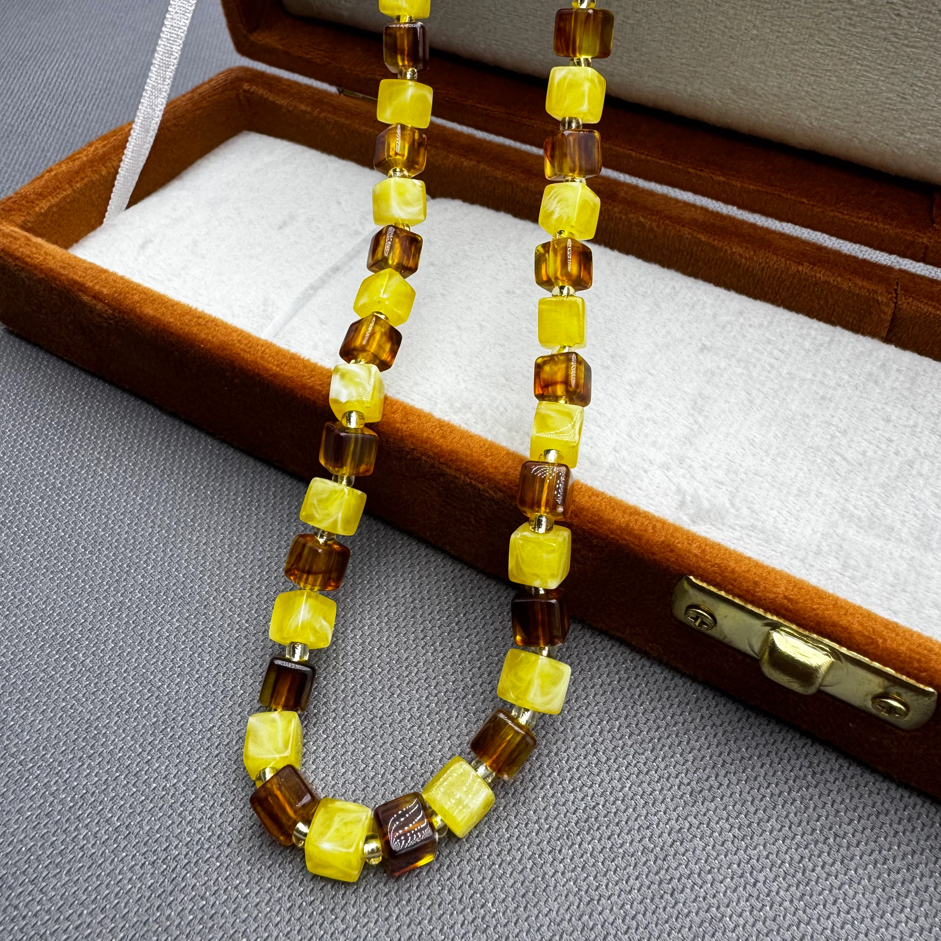 Hareli Beyrut Damla Kehribar Kahverengi Sarı Renk  Küre Kesim Yetişkin Kolye