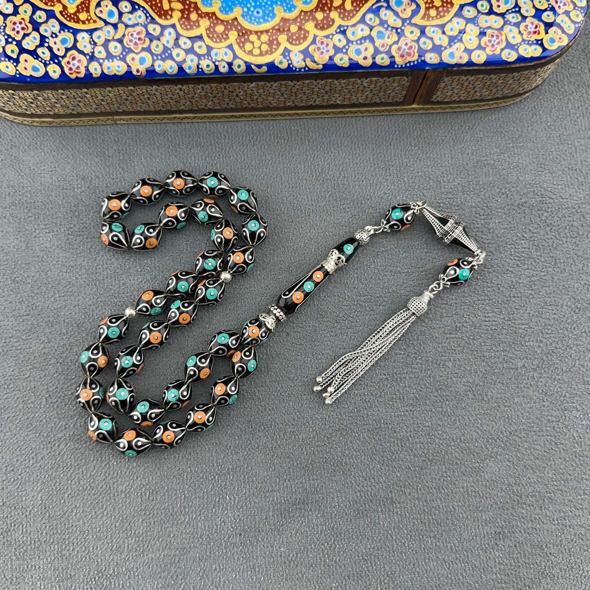 Nakkaş İmemeli Turuncu Yeşil Detaylı Gümüş İşlemeli Gümüş Püsküllü Orjinal Oltu Taşı Tespih