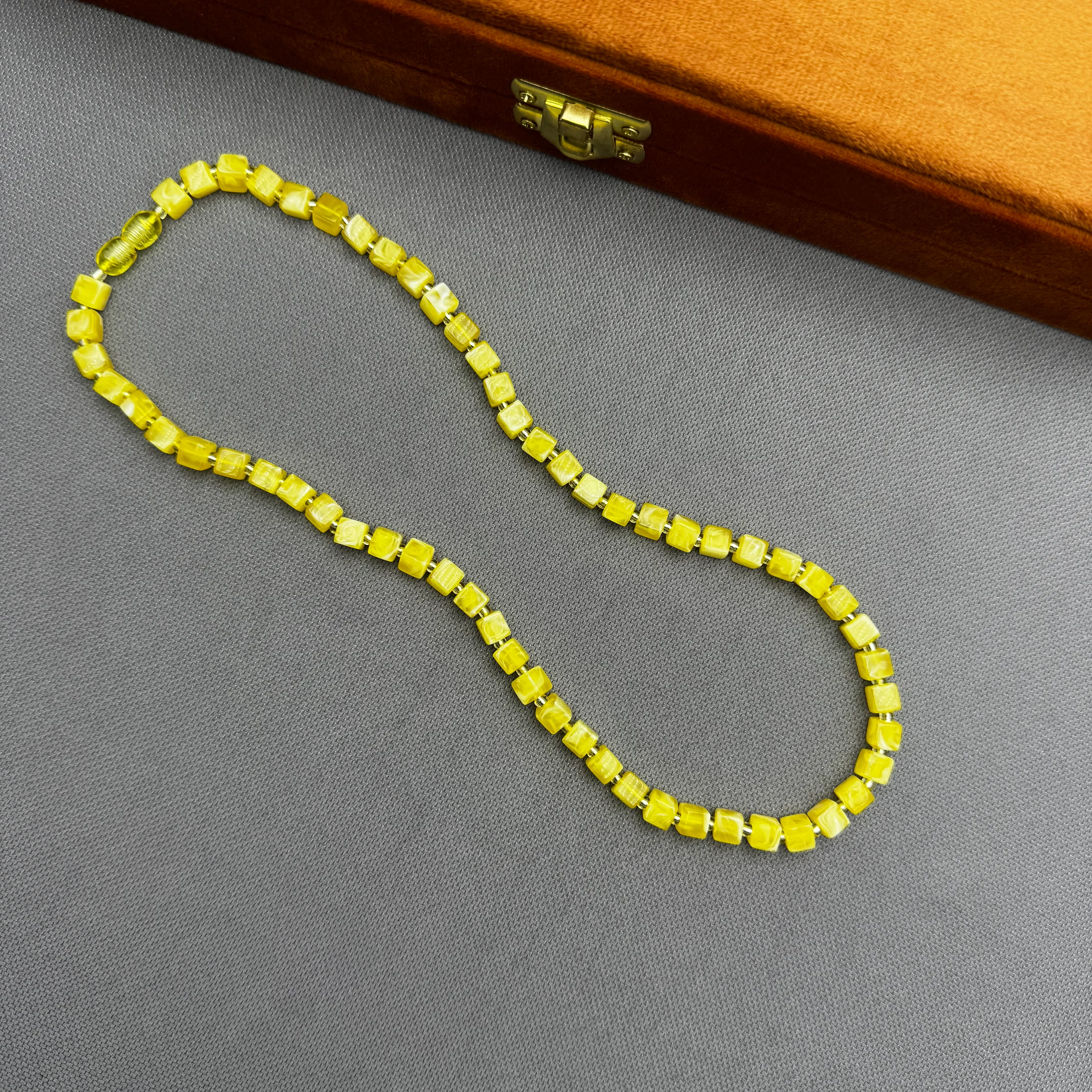 Hareli Küp Kesim Yetişkin Damla Kehribar Kolye