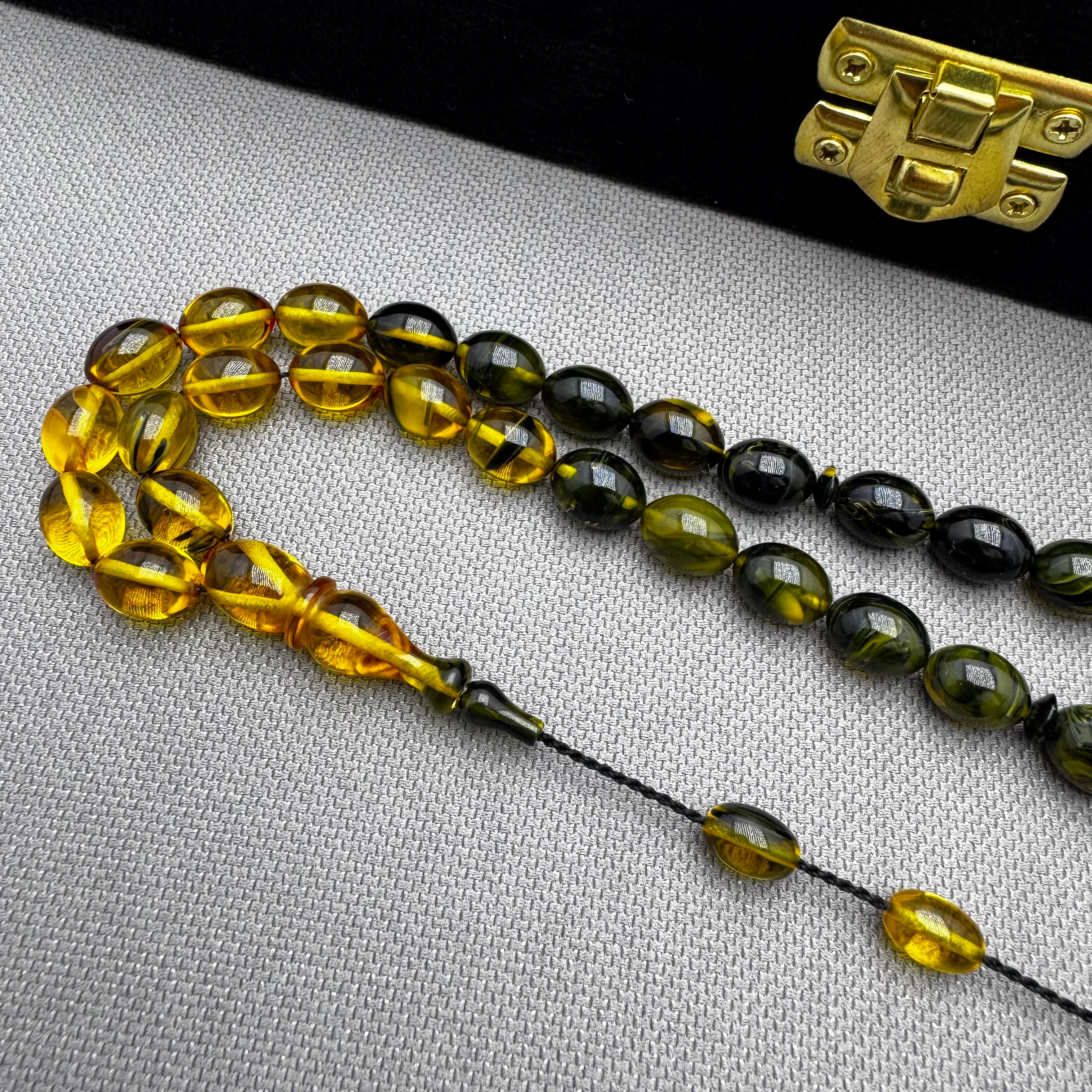 Ayhan TURAN Usta İşçilikli Sarı Siyah Renk Süzmeli Beyzi Kesim Yoğun Hareli Ateş Kehribar Tespih