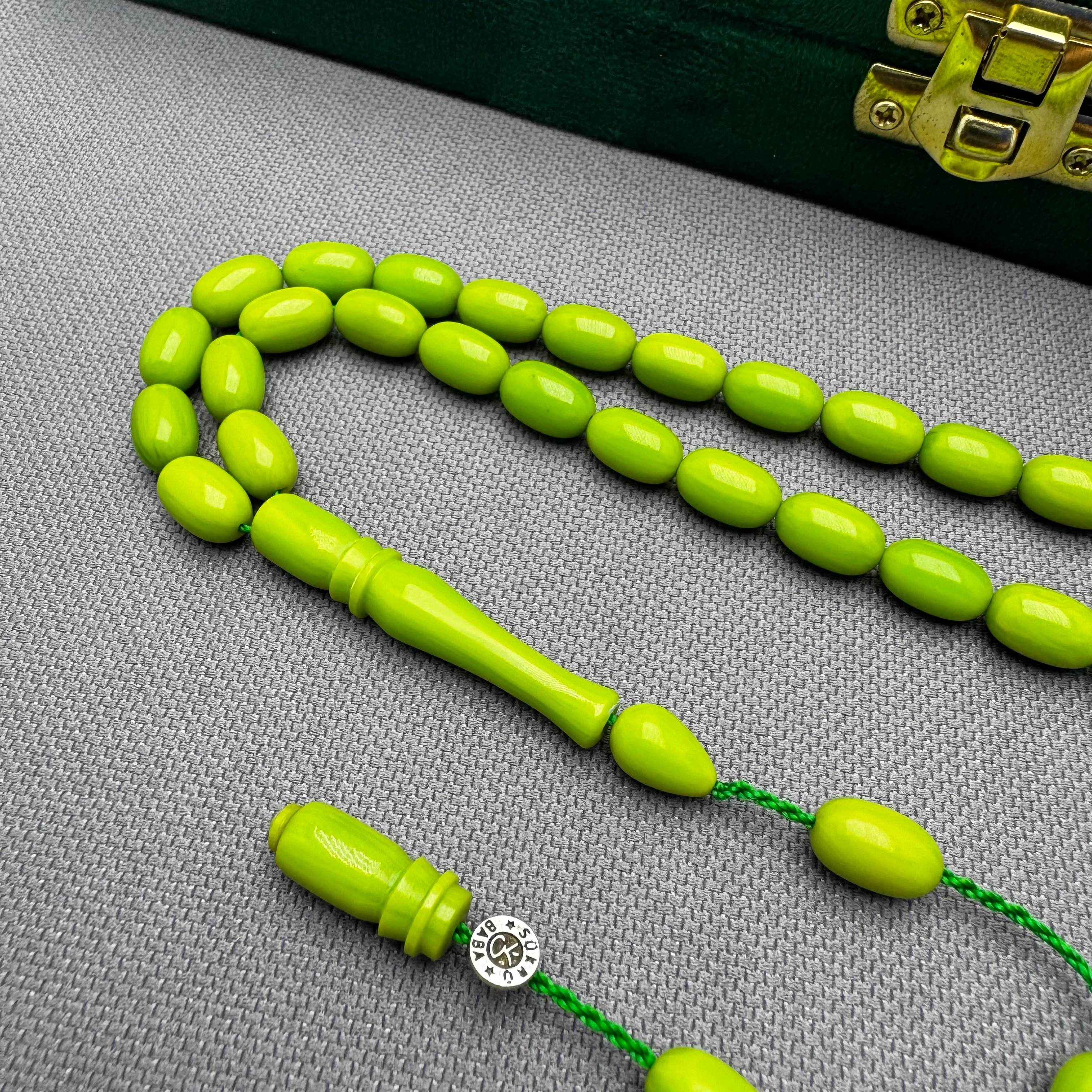 Usta İşçilikli Fıstık Yeşili Hareli Renk Alan Sıkma Kehribar Tespih