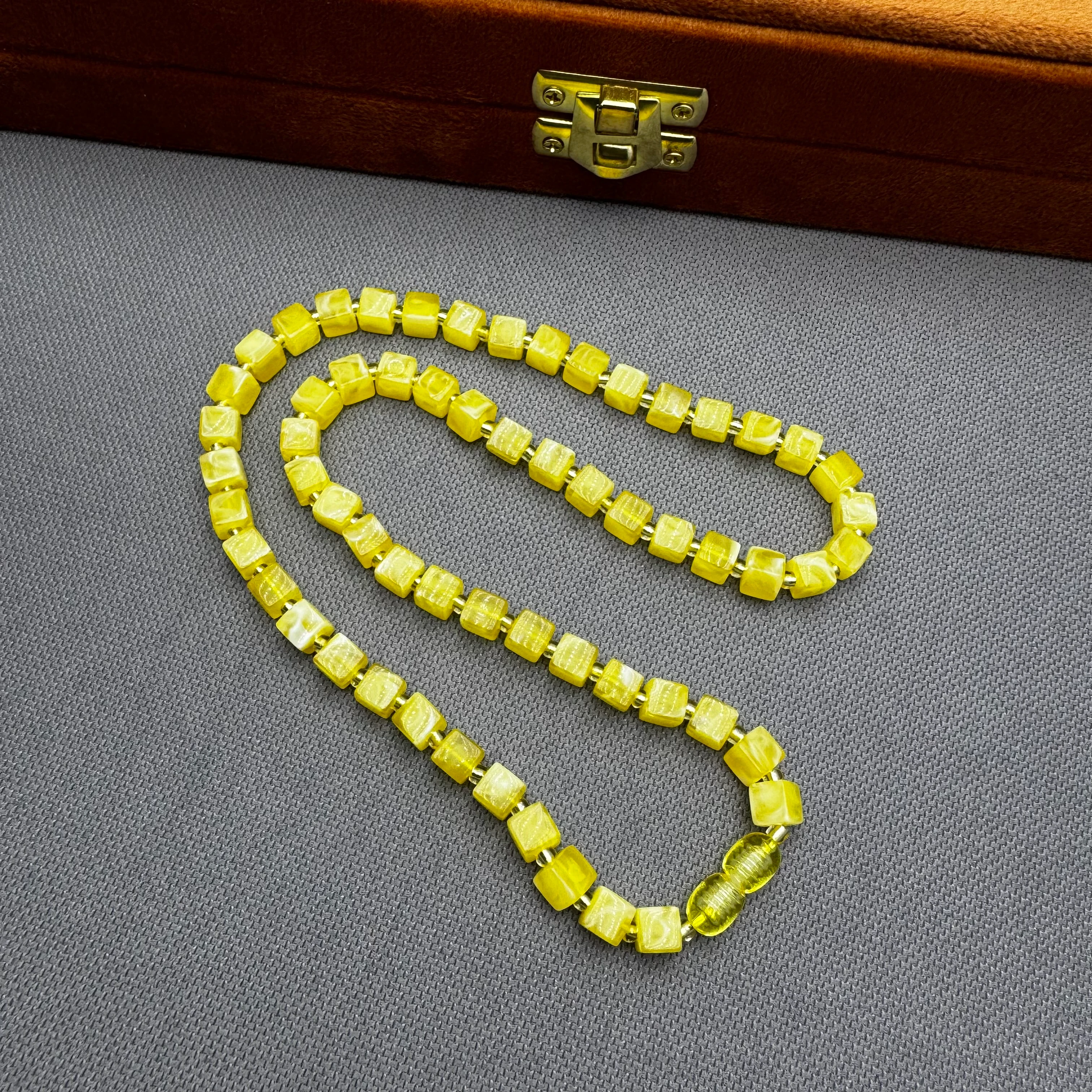 Hareli Küp Kesim Yetişkin Damla Kehribar Kolye