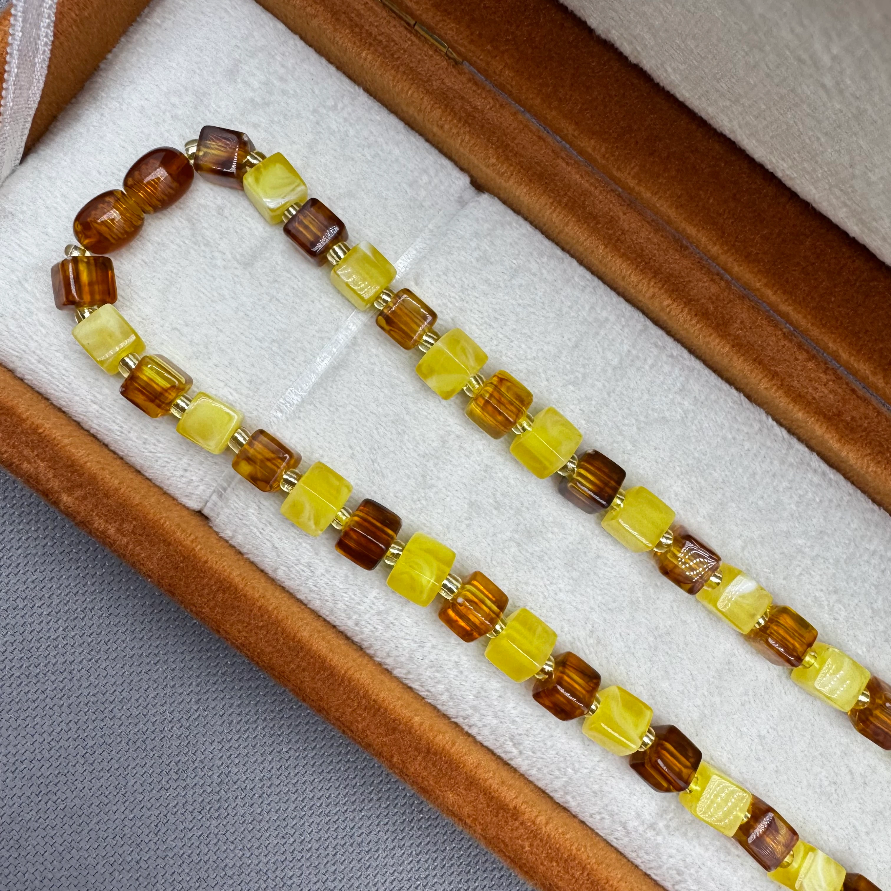 Hareli Beyrut Damla Kehribar Kahverengi Sarı Renk  Küre Kesim Yetişkin Kolye