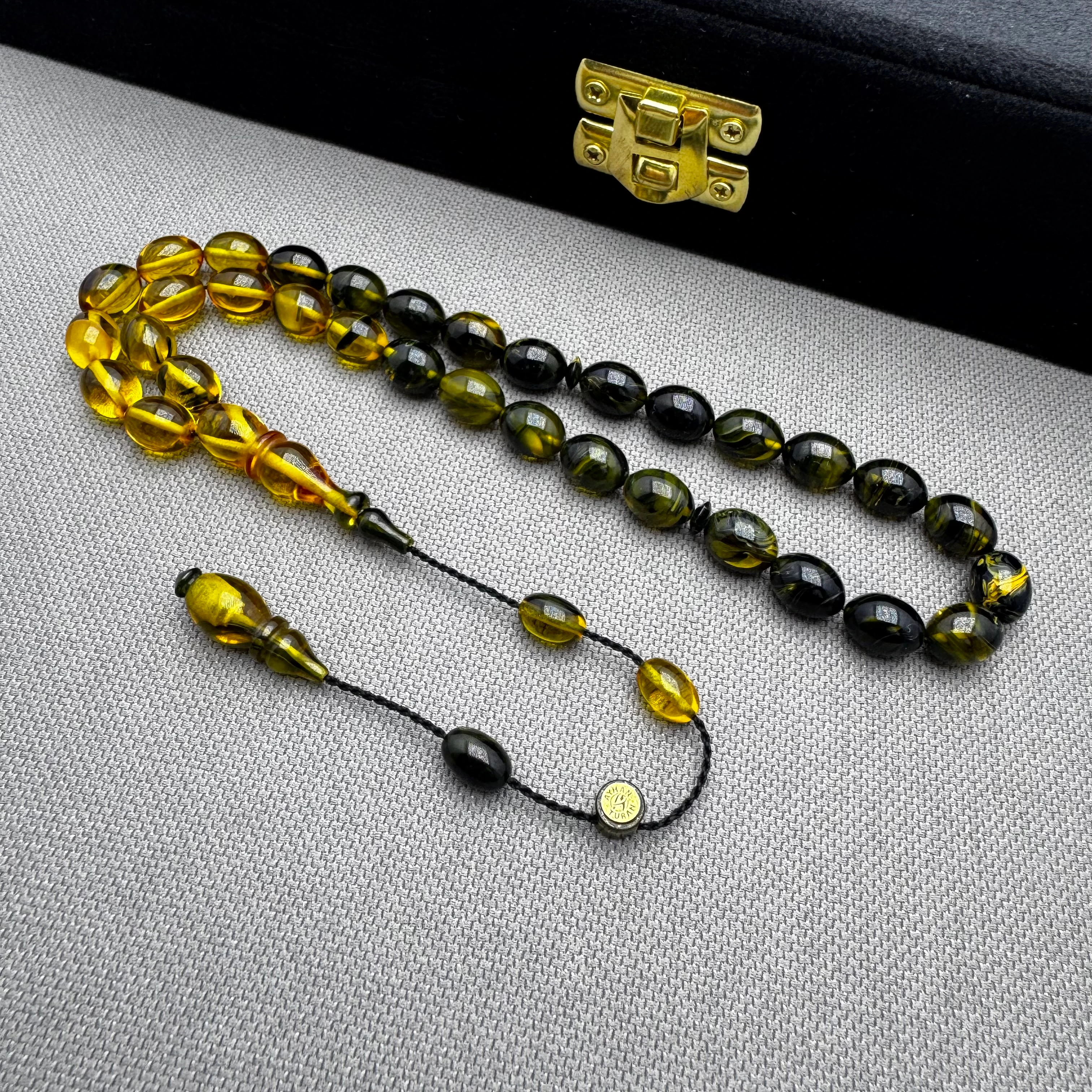 Ayhan TURAN Usta İşçilikli Sarı Siyah Renk Süzmeli Beyzi Kesim Yoğun Hareli Ateş Kehribar Tespih