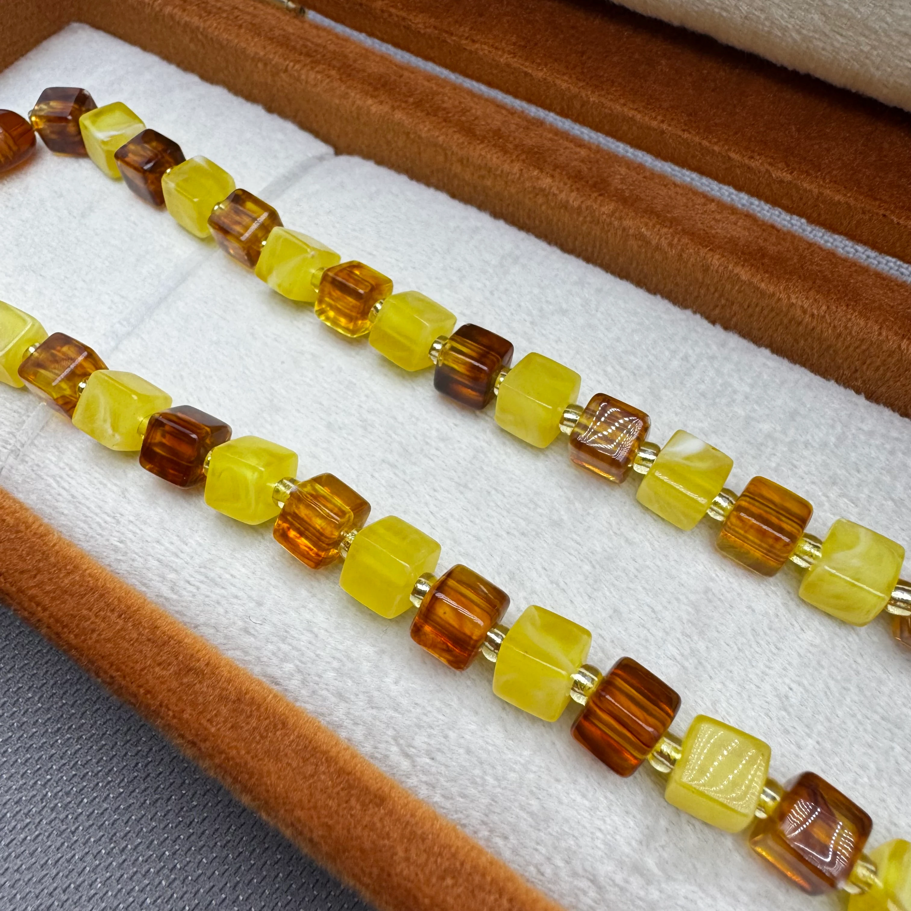 Hareli Beyrut Damla Kehribar Kahverengi Sarı Renk  Küre Kesim Yetişkin Kolye