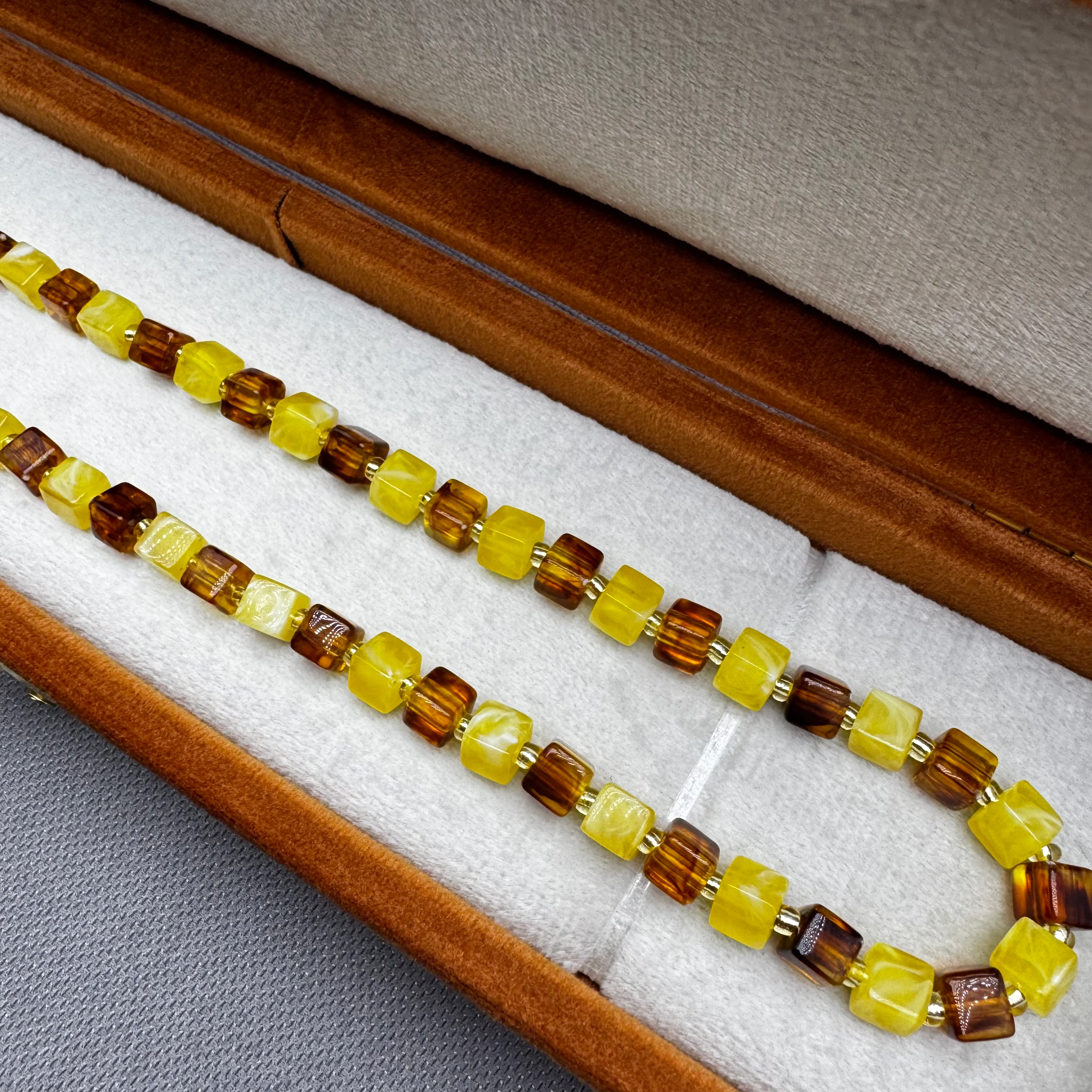 Hareli Beyrut Damla Kehribar Kahverengi Sarı Renk  Küre Kesim Yetişkin Kolye