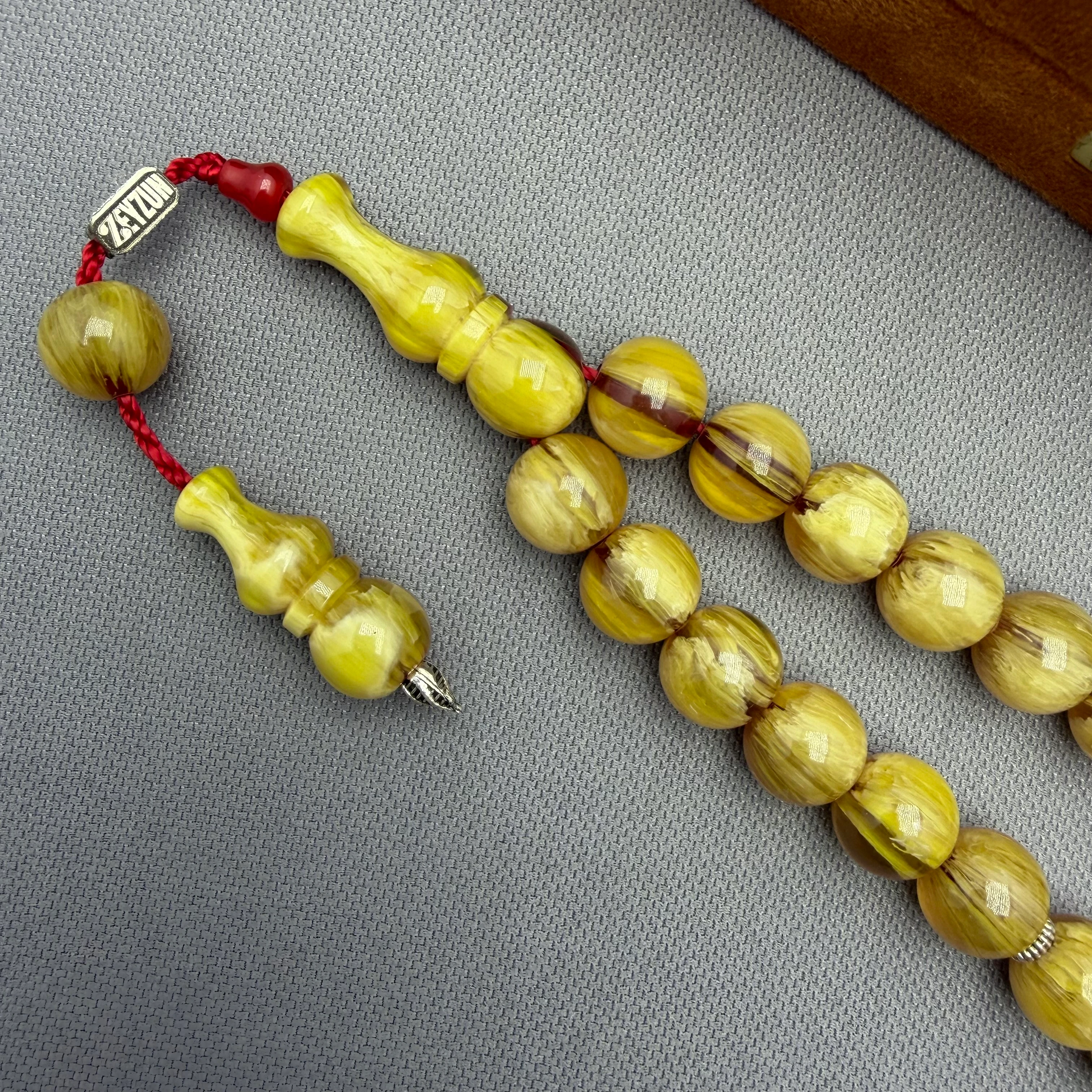 Zeyzun Usta İşçilikli Sarı Şeffaf Hareli Küre Kesim Efe Maskot Sıkma Kehribar Tespih