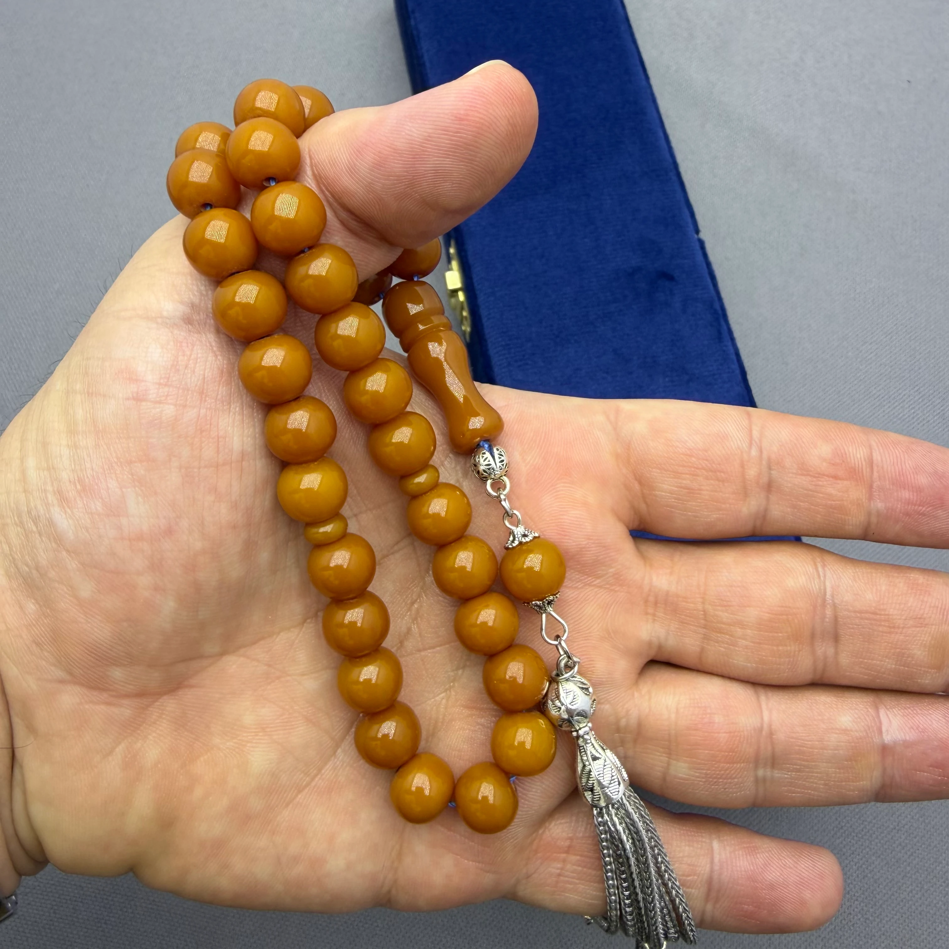 Alpaka Püsküllü Altı Sallantılı Sütlü Kahve Küre Kesim Sıkma Kehribar Tespih