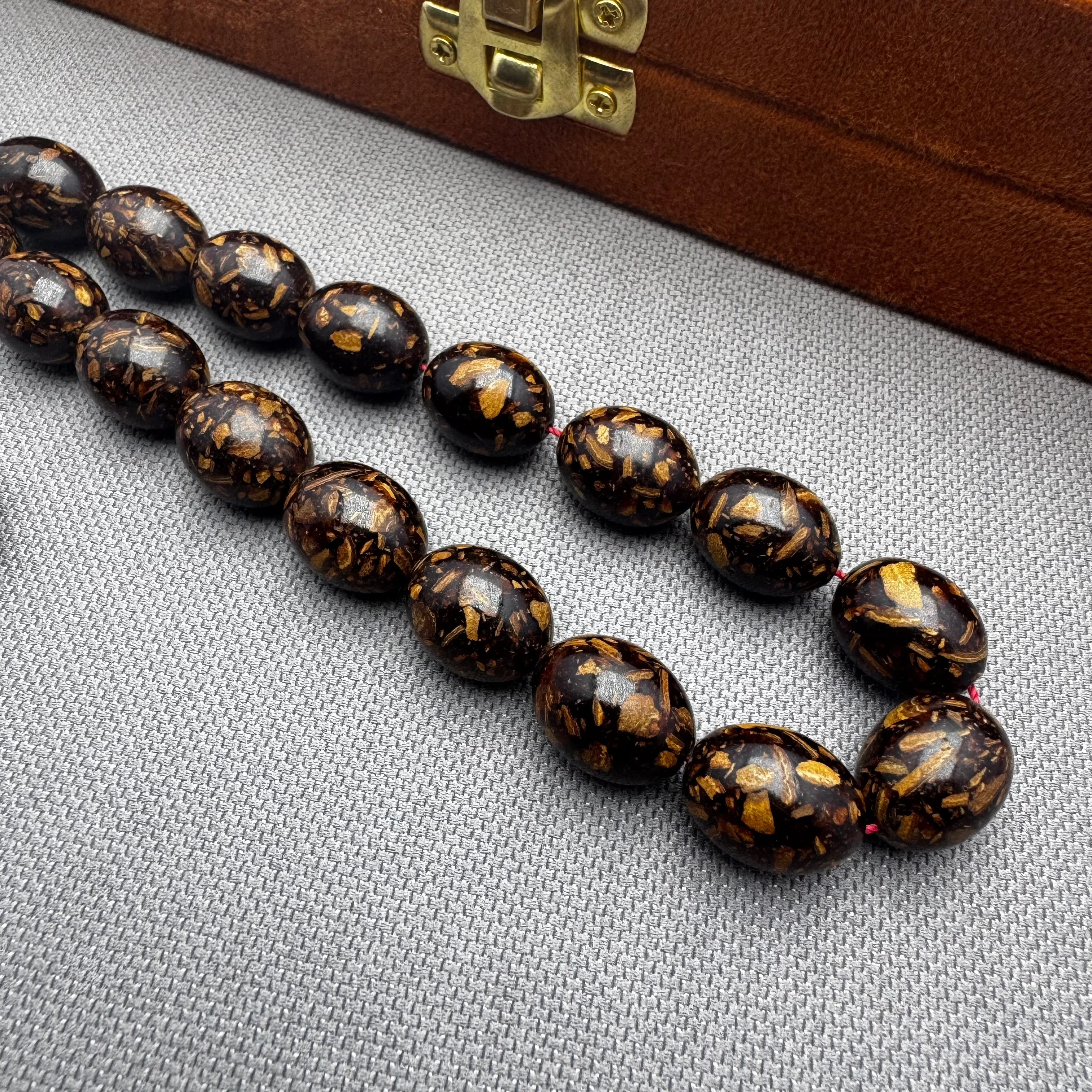 Kokusu Üzerinde Harika İşçilikli Orjinal Tarçın Ağacı Efe Maskot Tespih