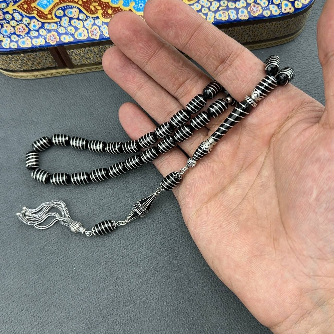 Türker KIZILELMA Usta İşçilikli Özel Nakkaş İmameli Yoğun Gümüş İşlemeli Orjinal Oltu Taşı Tesbih