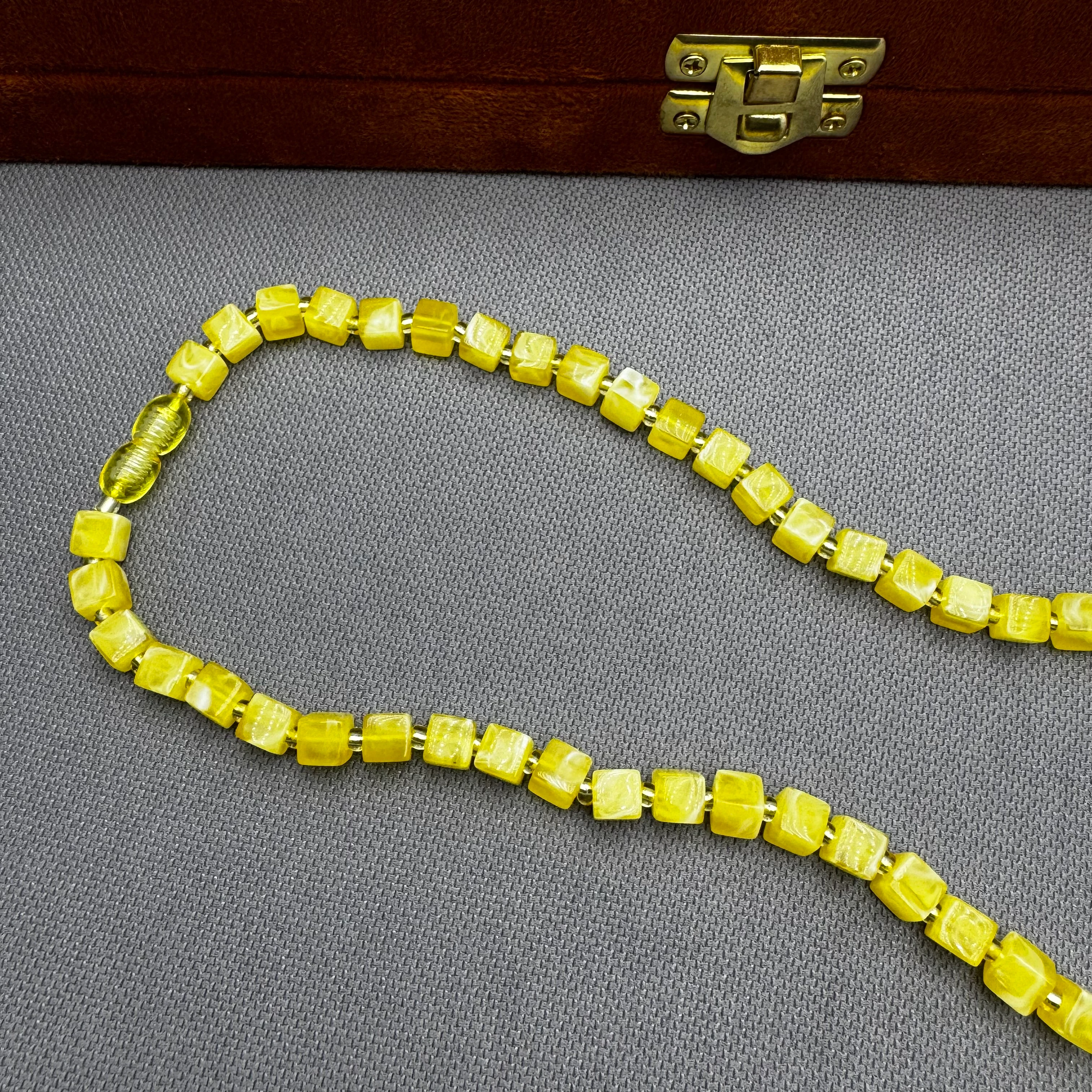 Hareli Küp Kesim Yetişkin Damla Kehribar Kolye