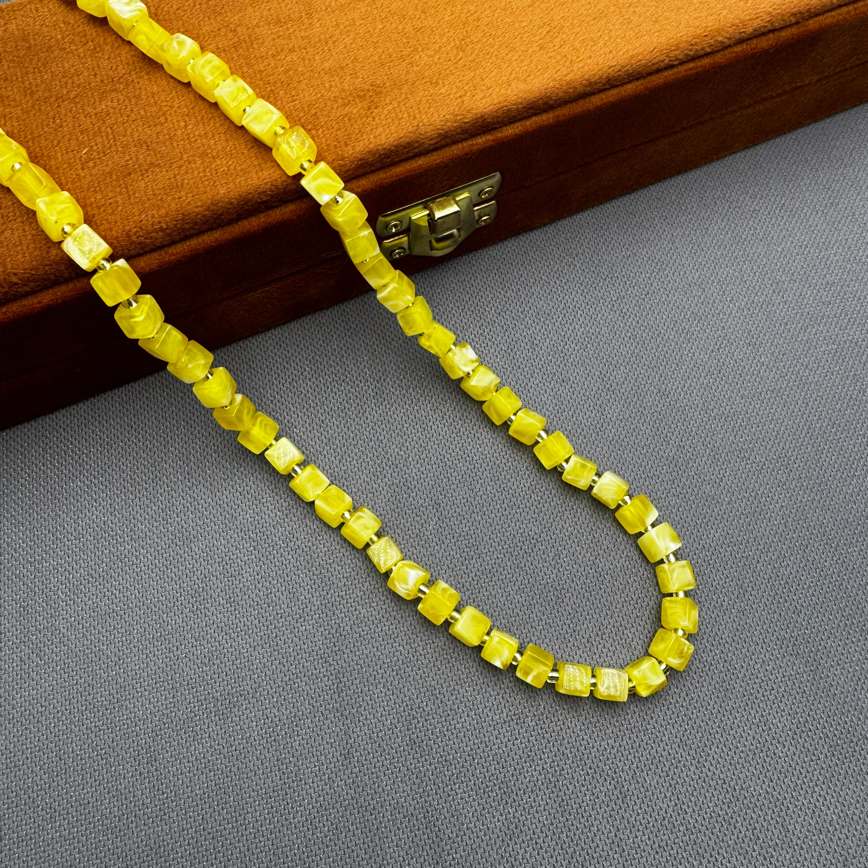 Hareli Küp Kesim Yetişkin Damla Kehribar Kolye