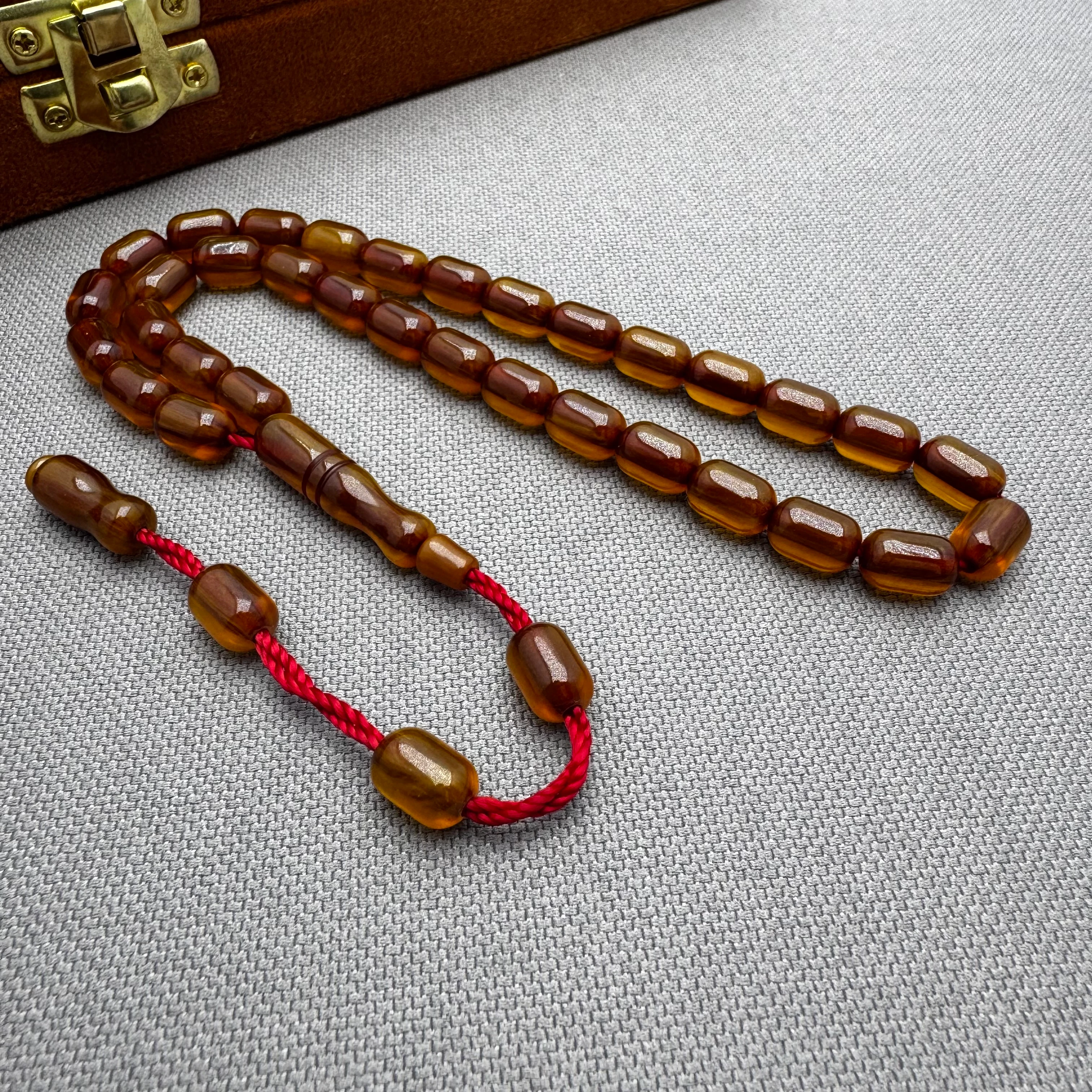 Mükemmel Hare Yapısı Muazzam Çekim Kalitesi İle Alman Çubuk Malzeme Sıkma Kehribar Tespih