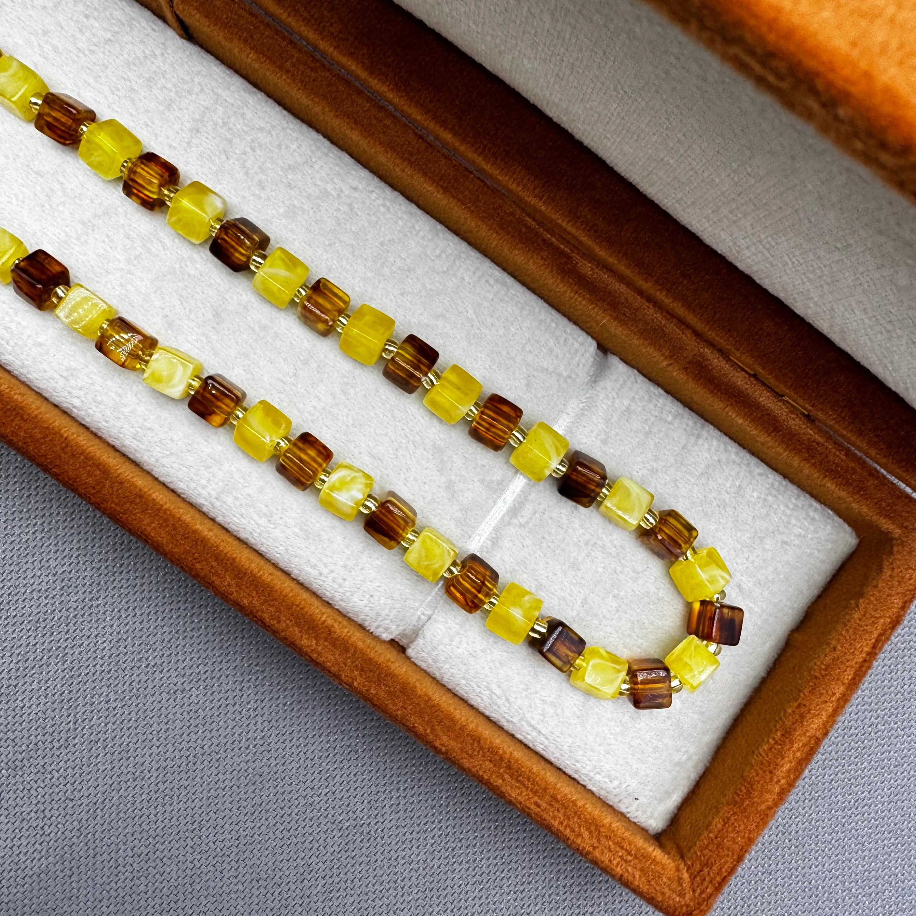 Hareli Beyrut Damla Kehribar Kahverengi Sarı Renk  Küre Kesim Yetişkin Kolye