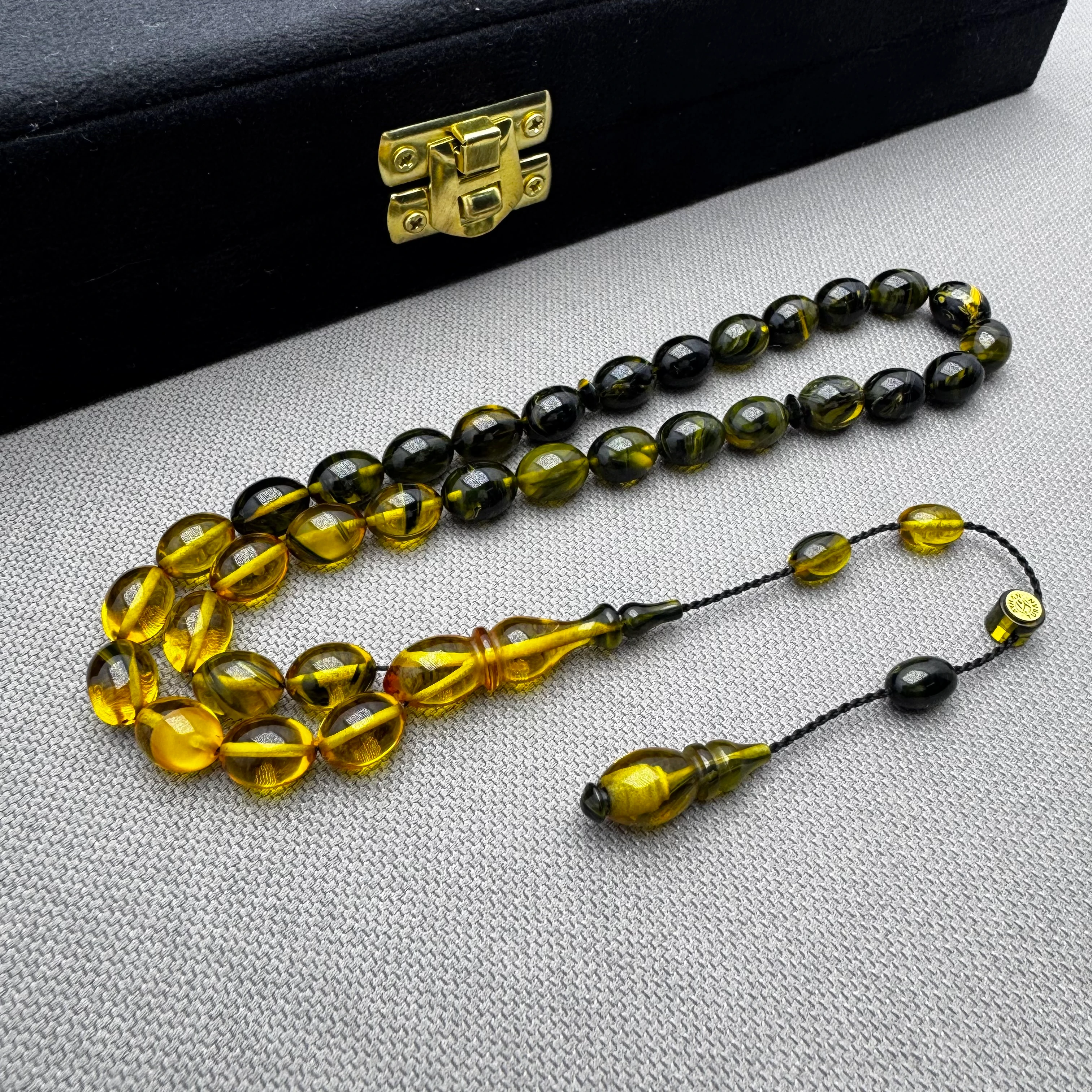 Ayhan TURAN Usta İşçilikli Sarı Siyah Renk Süzmeli Beyzi Kesim Yoğun Hareli Ateş Kehribar Tespih