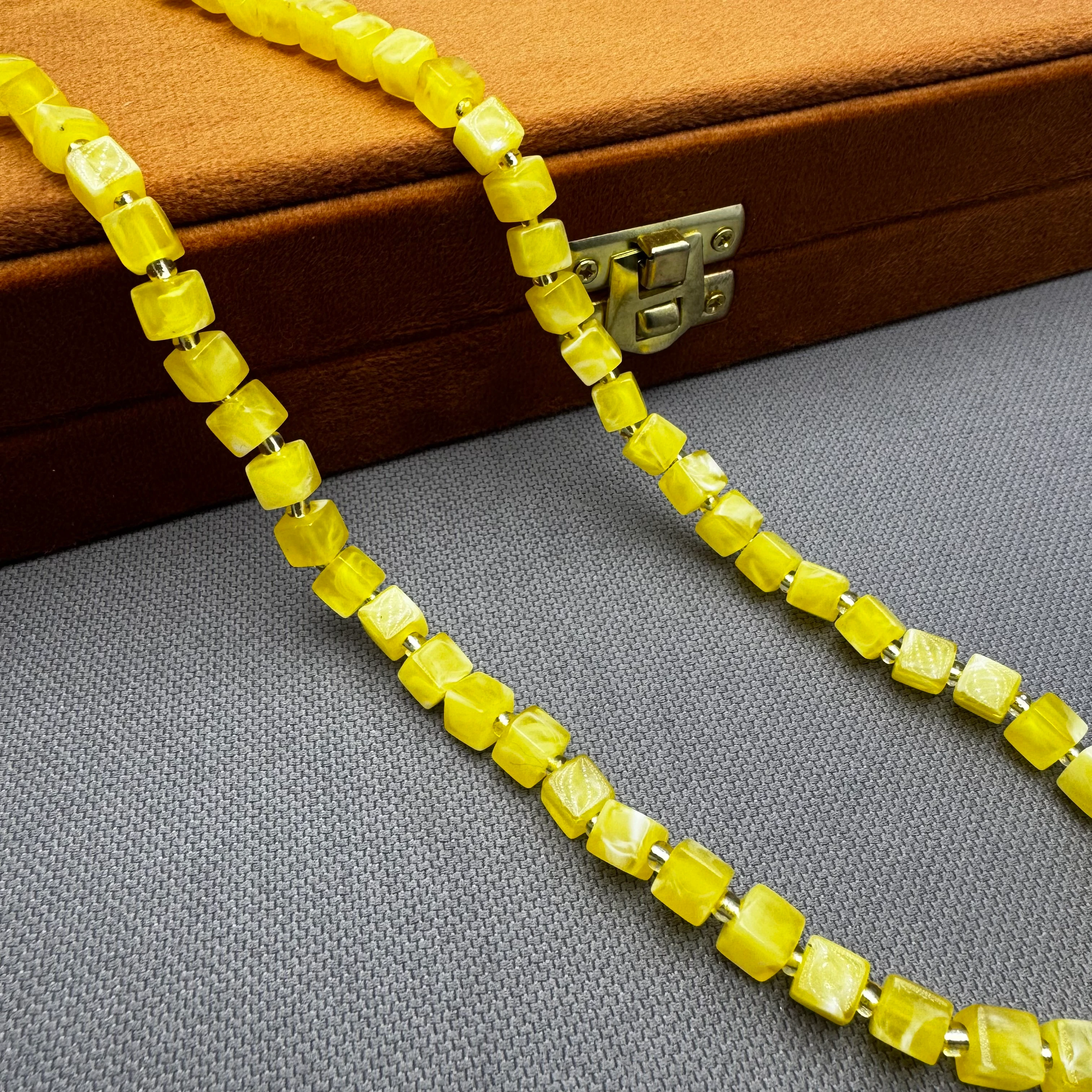 Hareli Küp Kesim Yetişkin Damla Kehribar Kolye