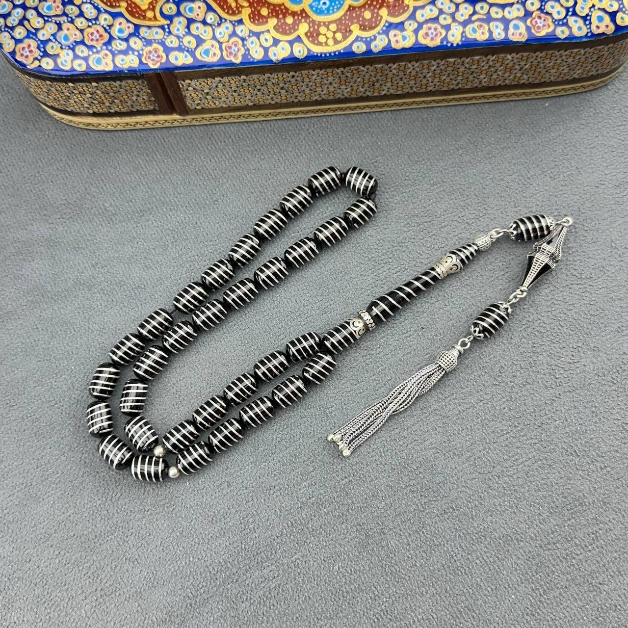 Türker KIZILELMA Usta İşçilikli Özel Nakkaş İmameli Yoğun Gümüş İşlemeli Orjinal Oltu Taşı Tesbih