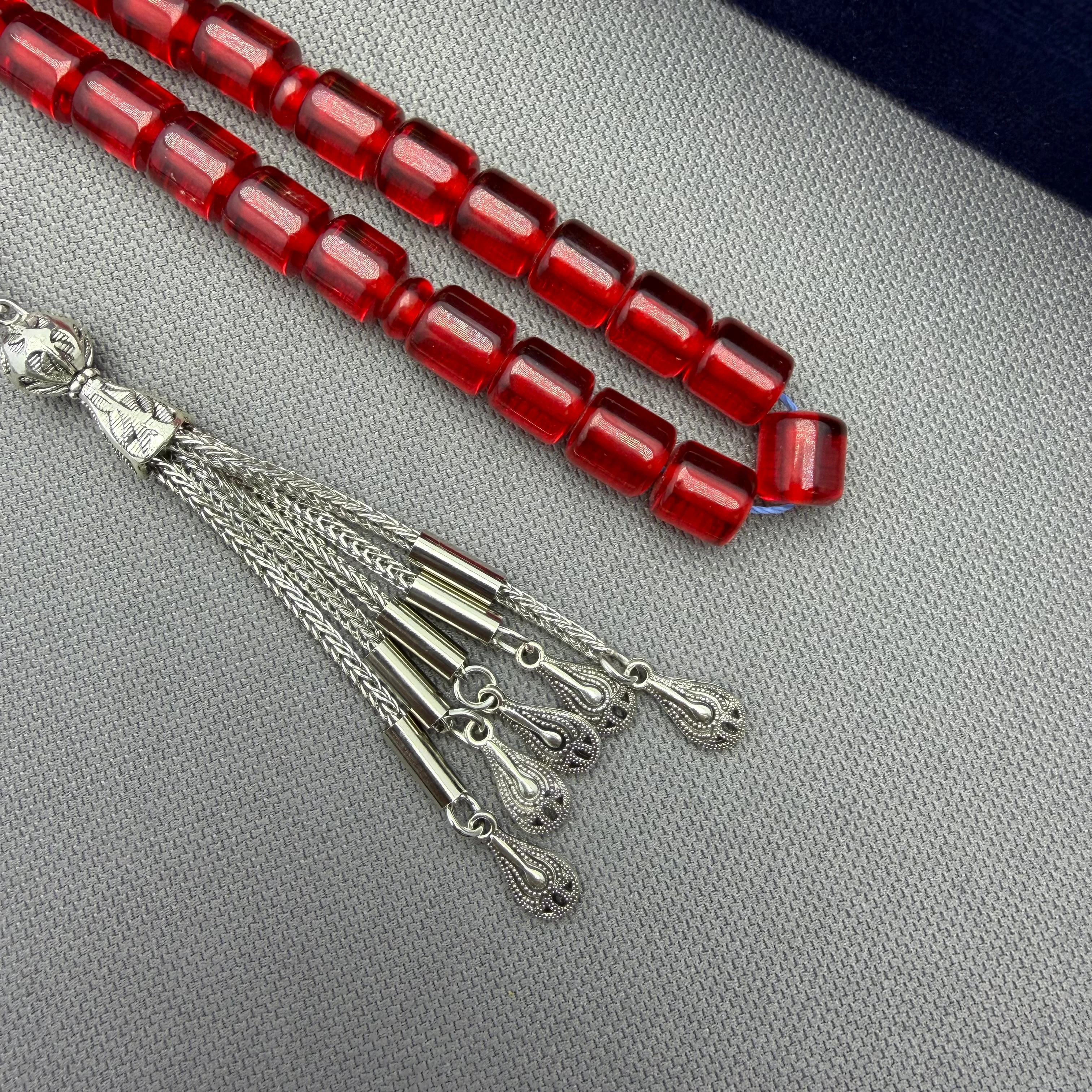 Alpaka Püsküllü Beş Sallantılı Kırmızı Kapsül Kesim Ateş Kehribar Tespih