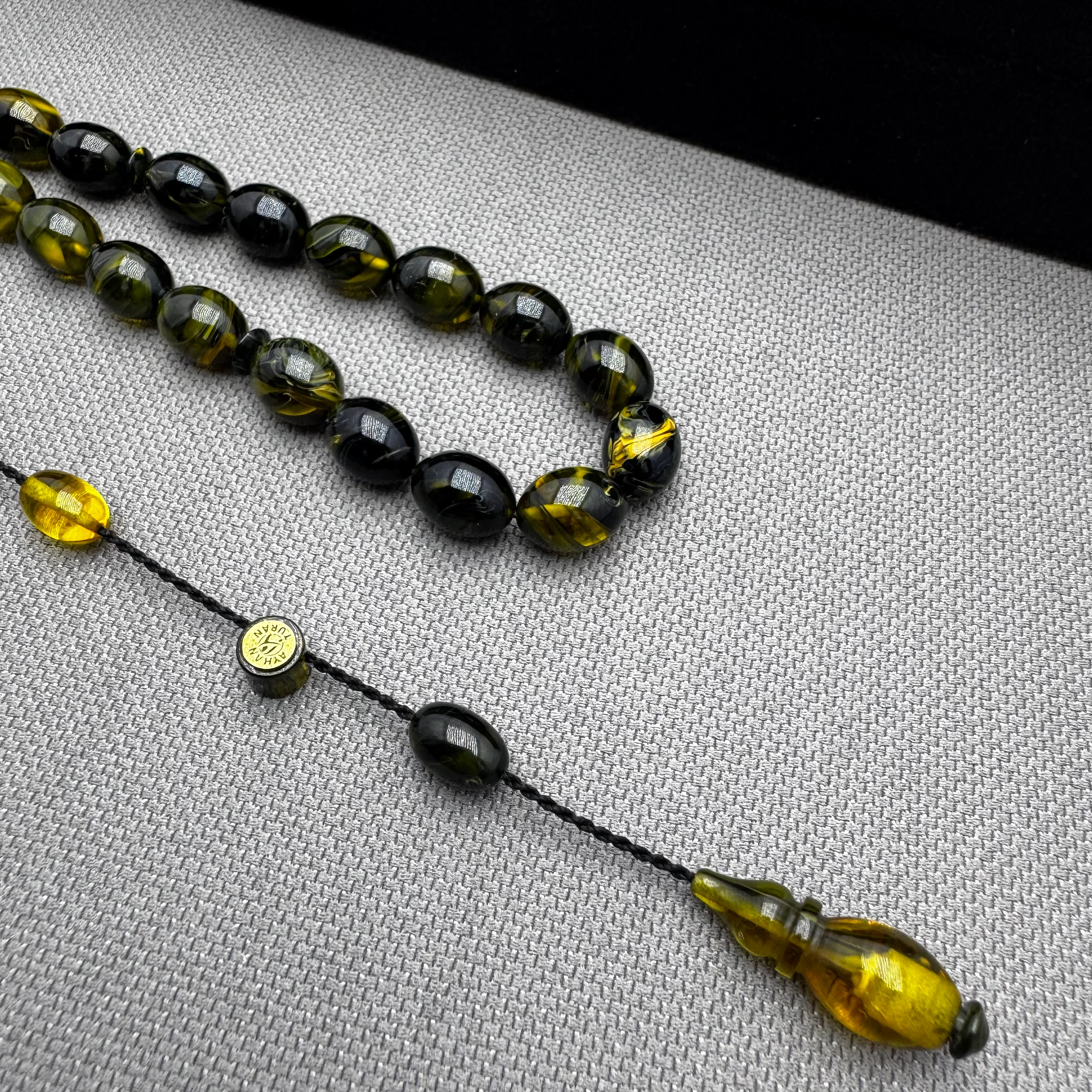 Ayhan TURAN Usta İşçilikli Sarı Siyah Renk Süzmeli Beyzi Kesim Yoğun Hareli Ateş Kehribar Tespih