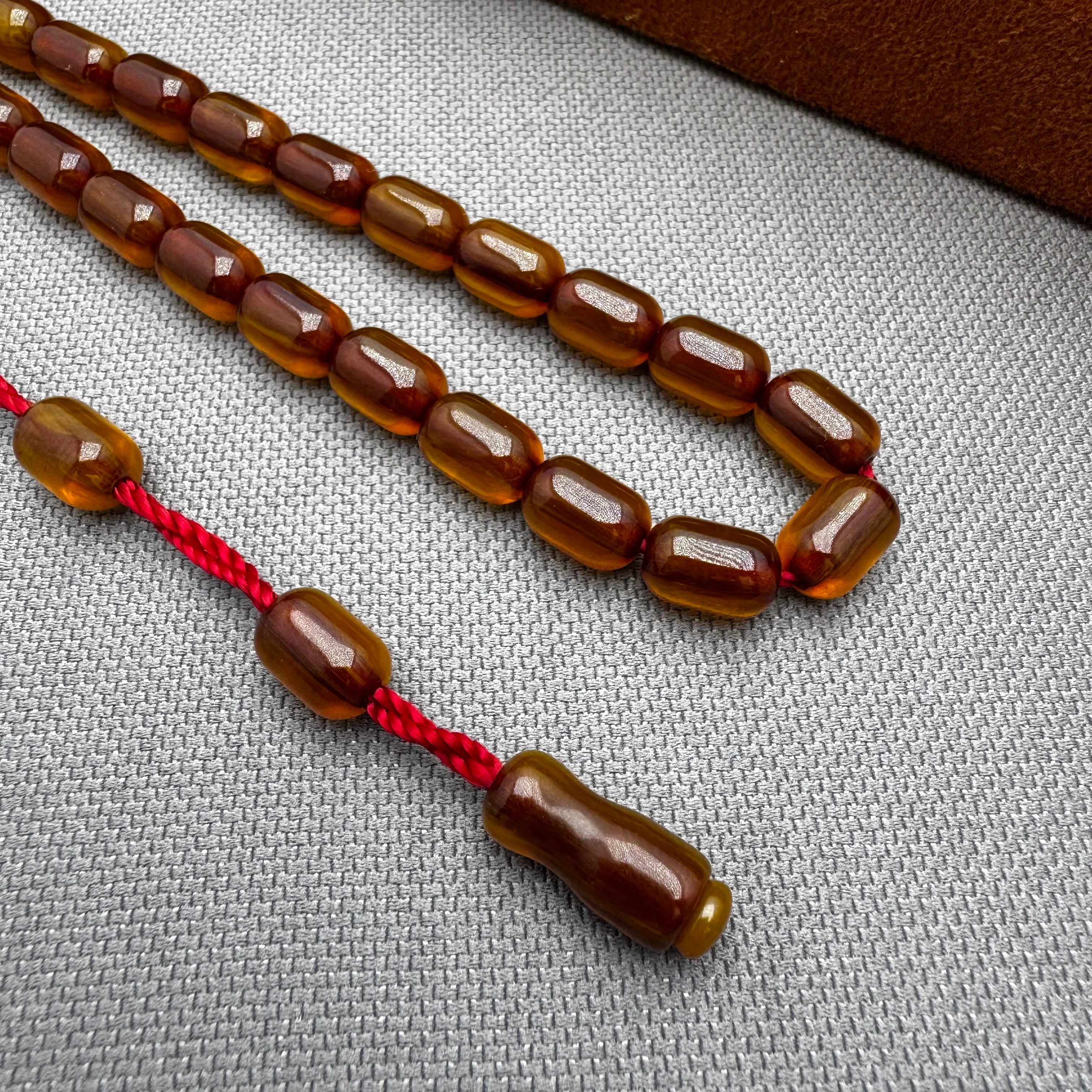 Mükemmel Hare Yapısı Muazzam Çekim Kalitesi İle Alman Çubuk Malzeme Sıkma Kehribar Tespih