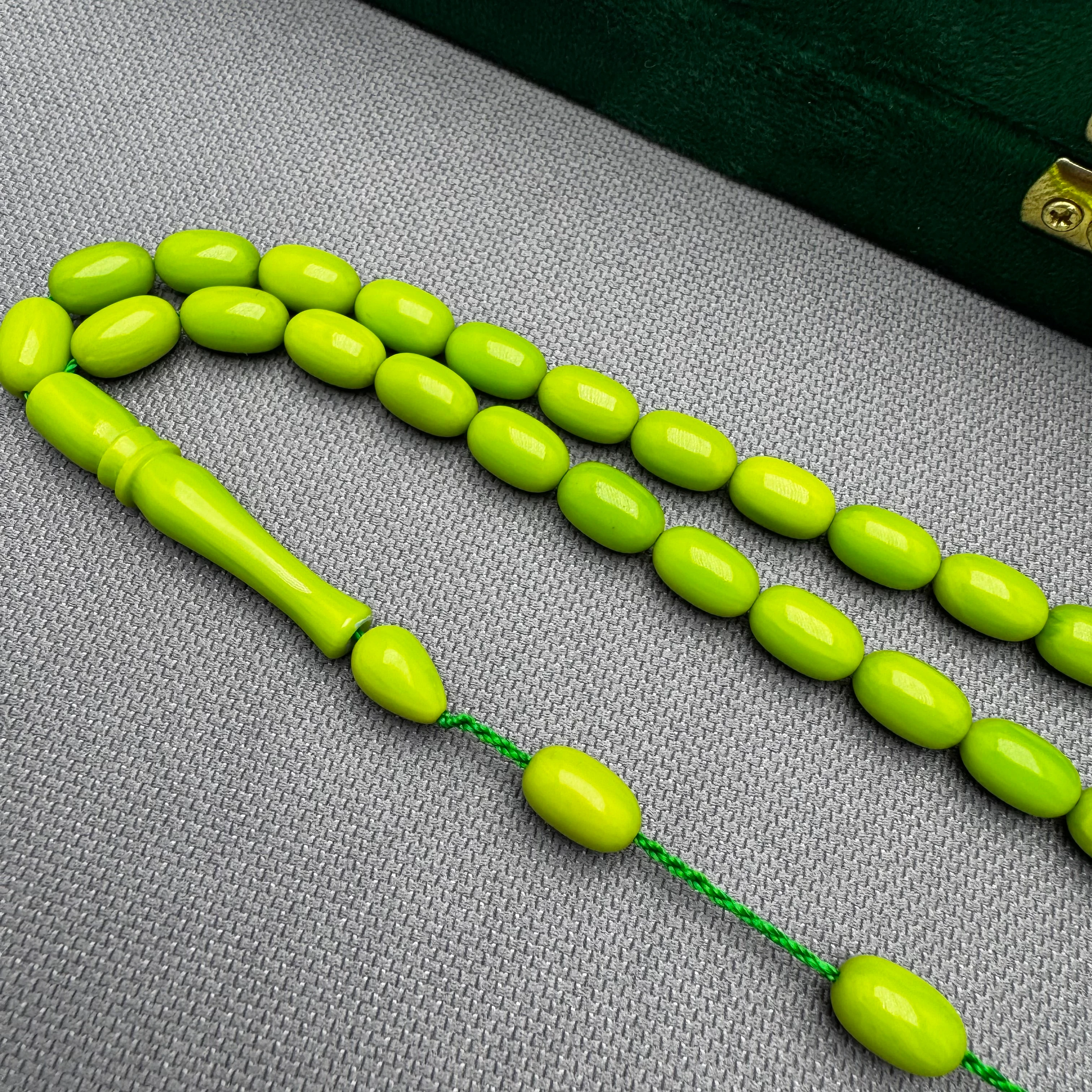 Usta İşçilikli Fıstık Yeşili Hareli Renk Alan Sıkma Kehribar Tespih