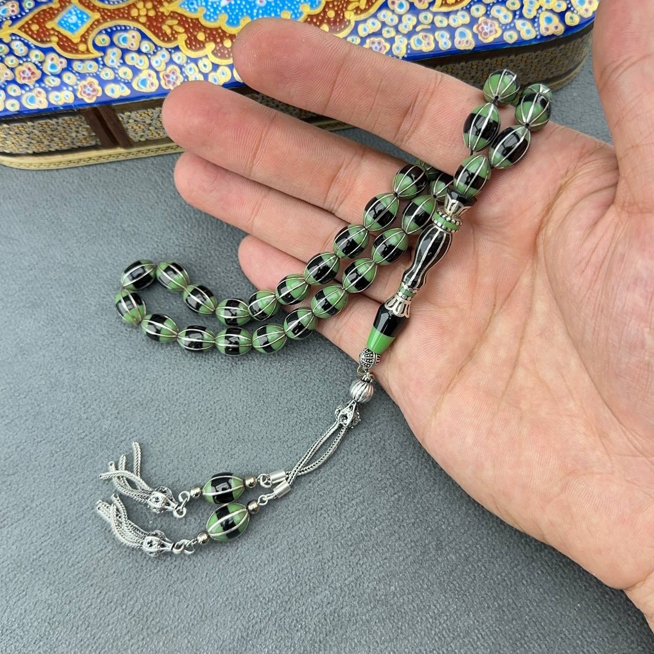 Türker KIZILELMA Usta İşçilikli Nakkaş Özel Tasarım Yeşil Renk Orjinal Oltu Taşı Tesbih