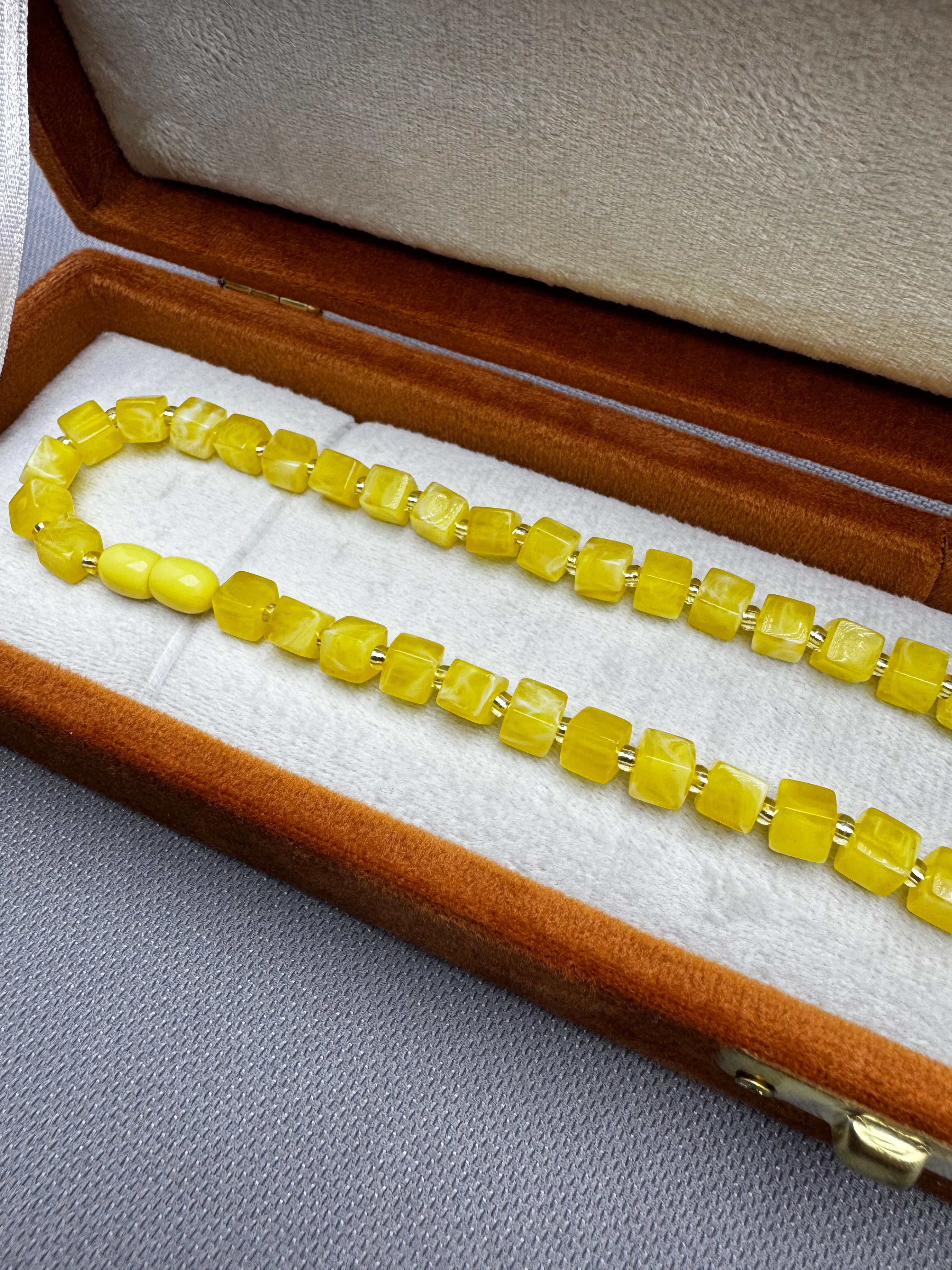 Hareli Küp Kesim Yetişkin Damla Kehribar Kolye